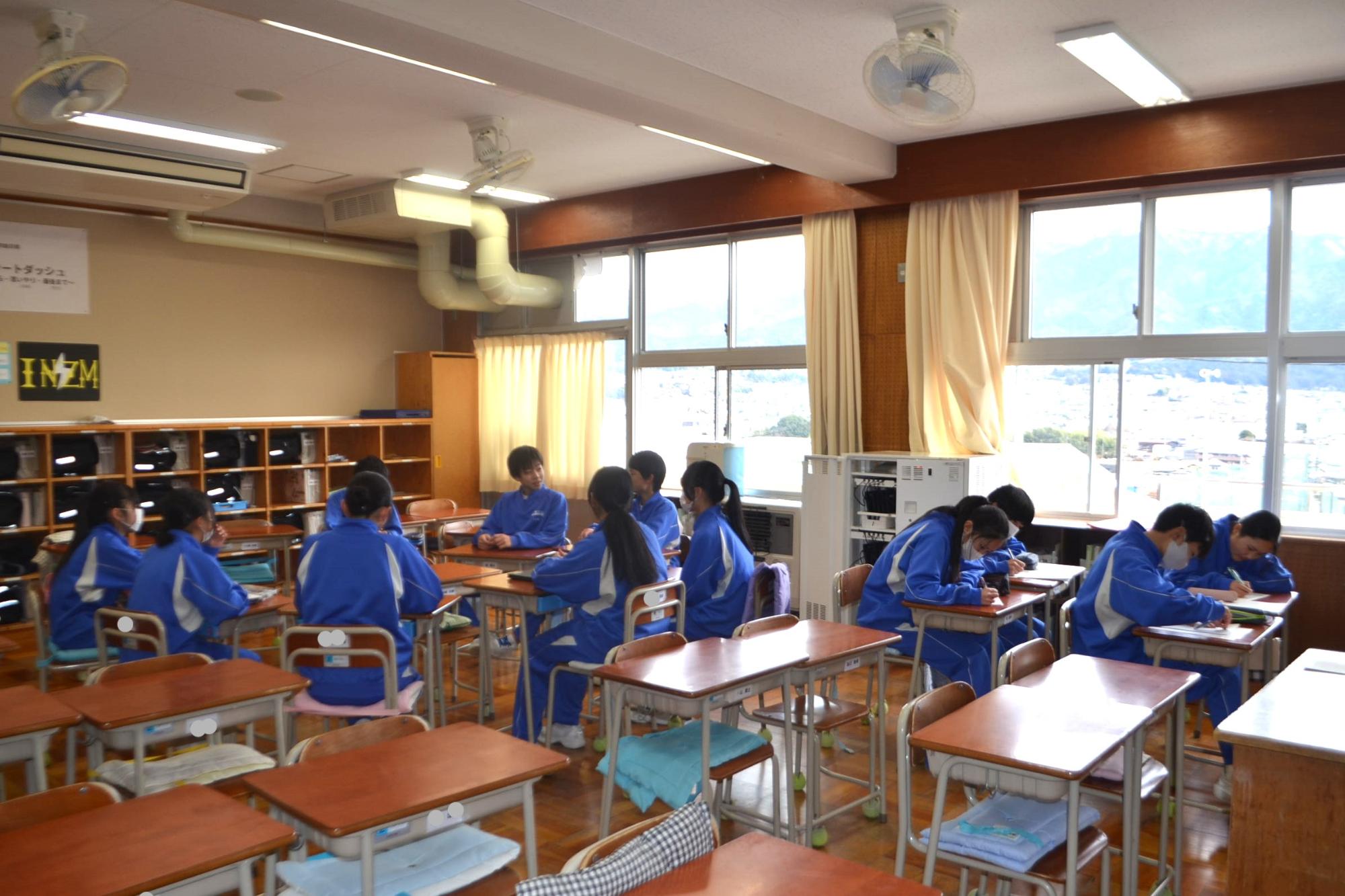 班に分かれて話し合いと作業をする様子