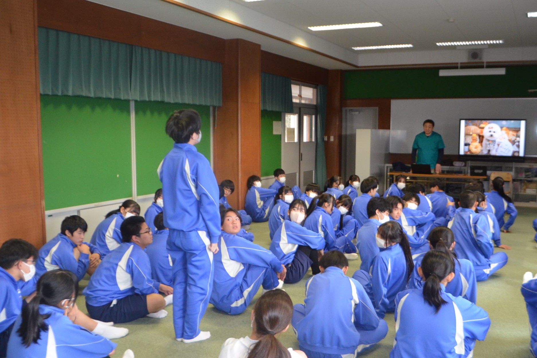 講話の感想を話す生徒