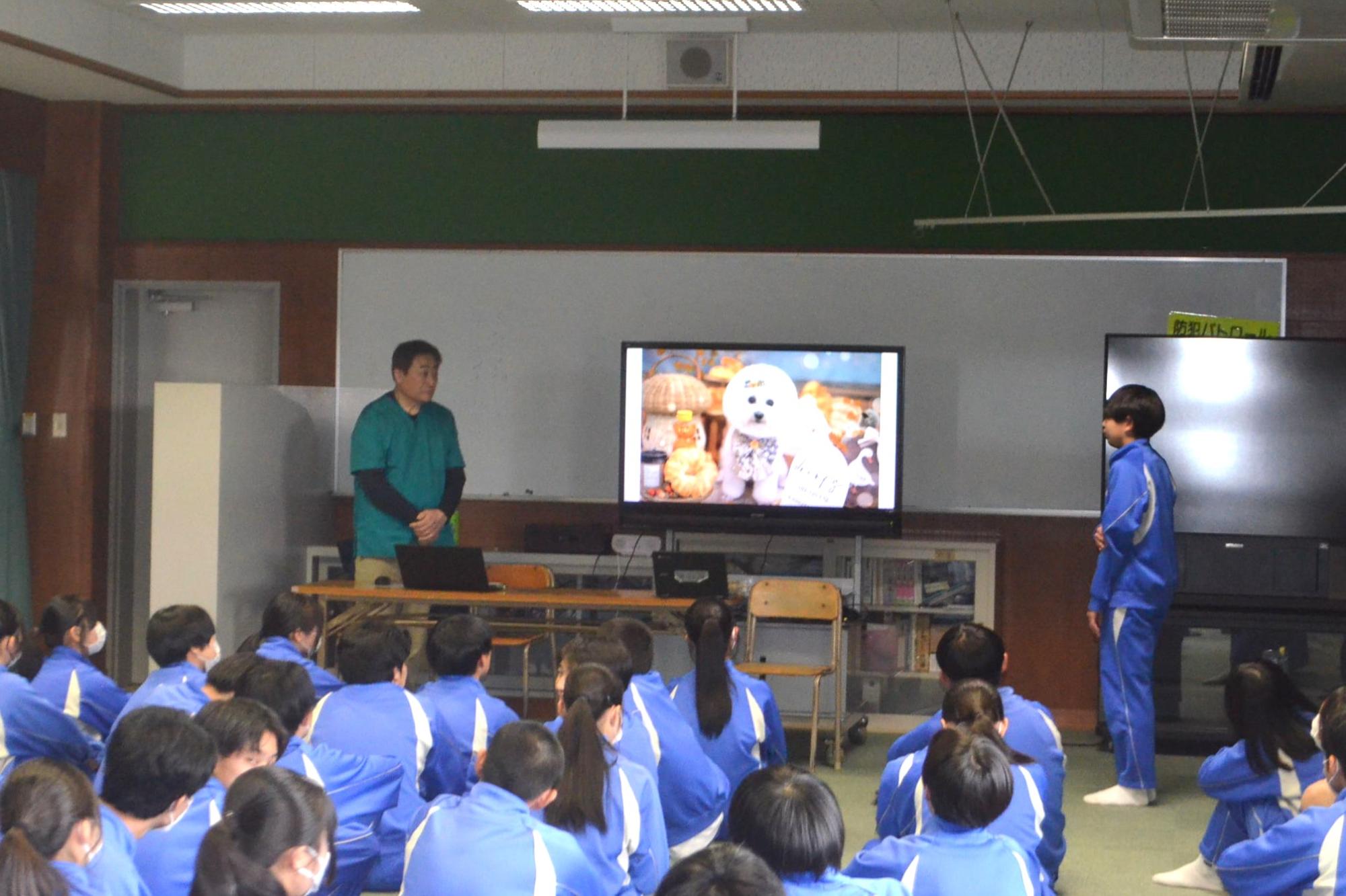 講師にお礼を伝える生徒