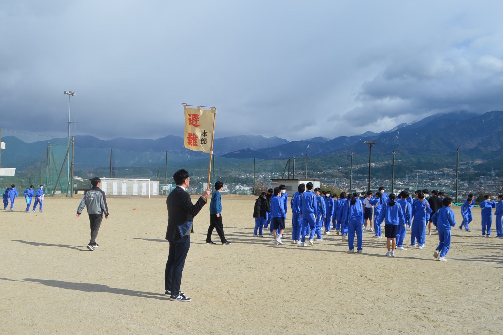 避難場所に集まる生徒