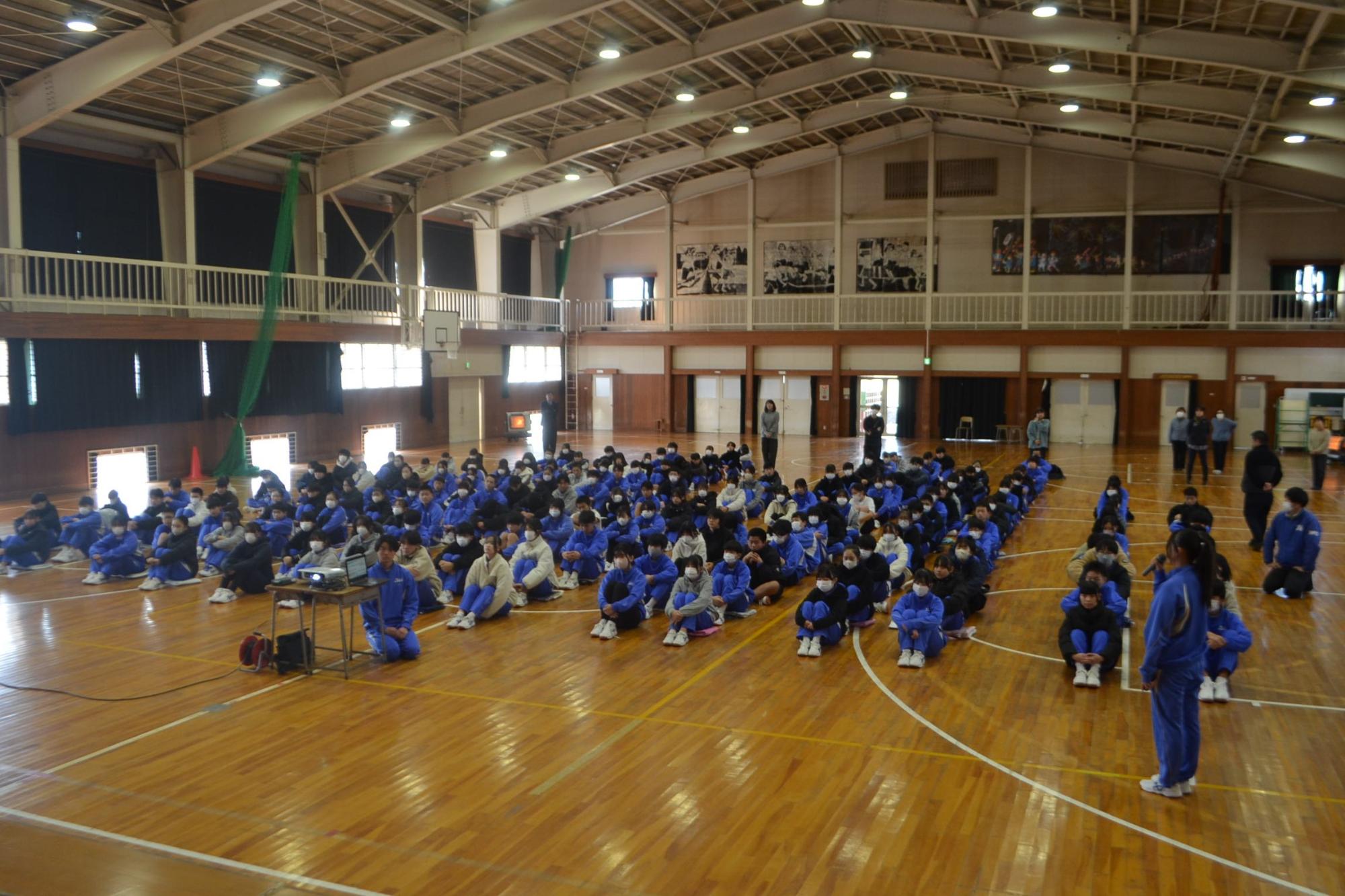 話を聞く生徒の様子