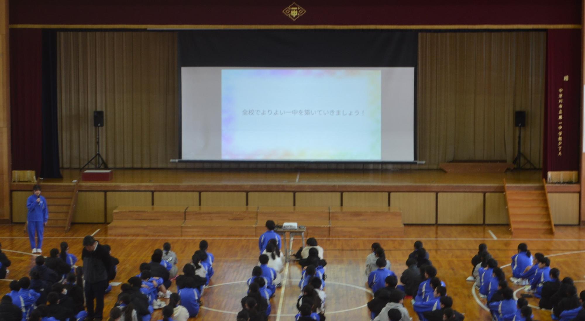 スクリーンを使って説明する生徒の様子