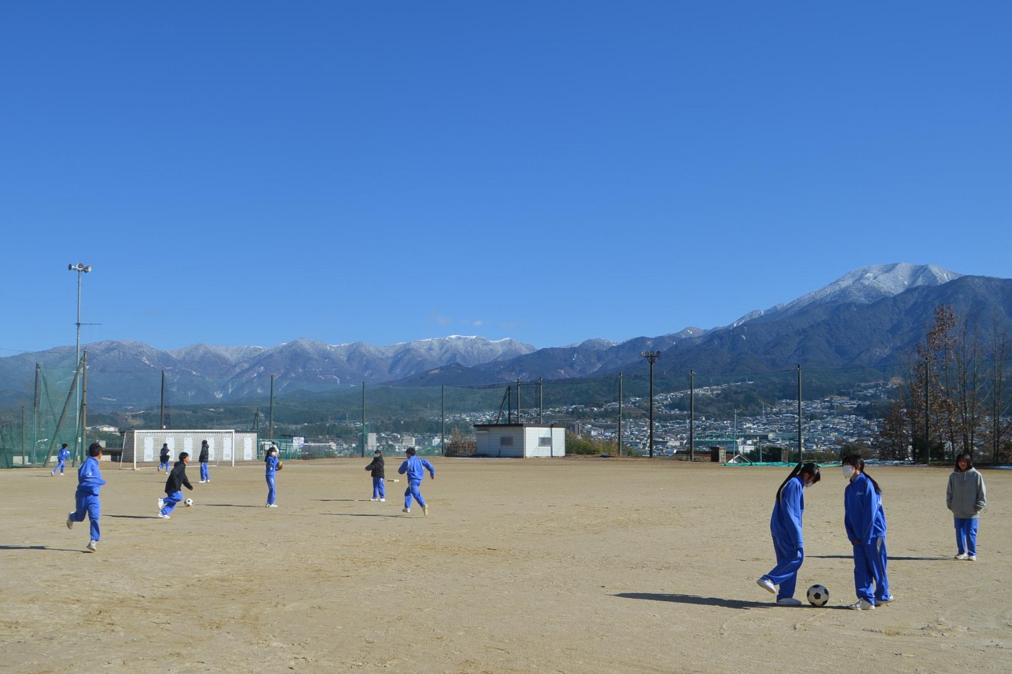 昼休みの運動場