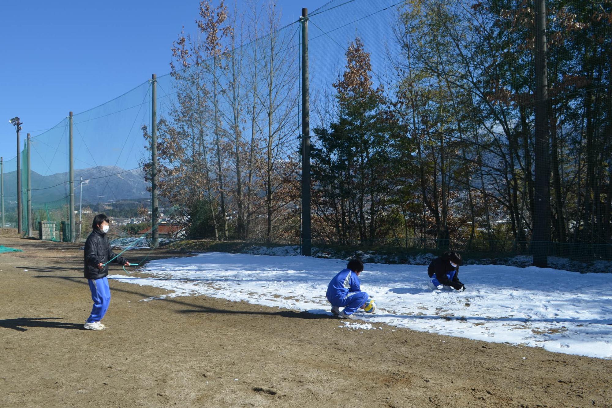 雪で遊ぶ生徒