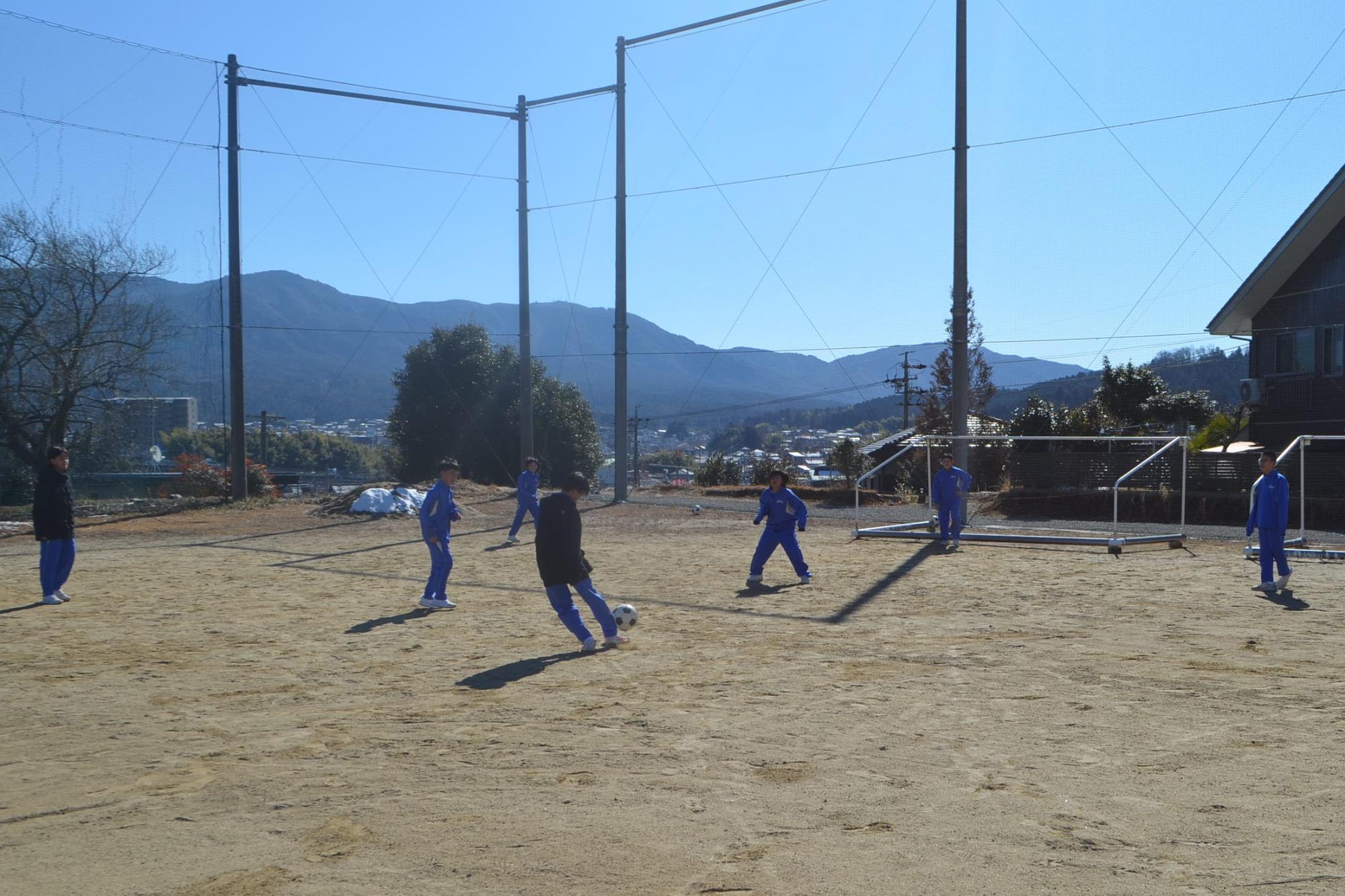 サッカーをする1年生