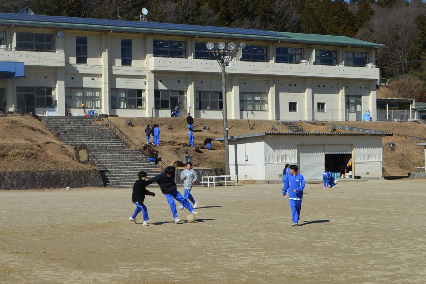 サッカーをする2年生