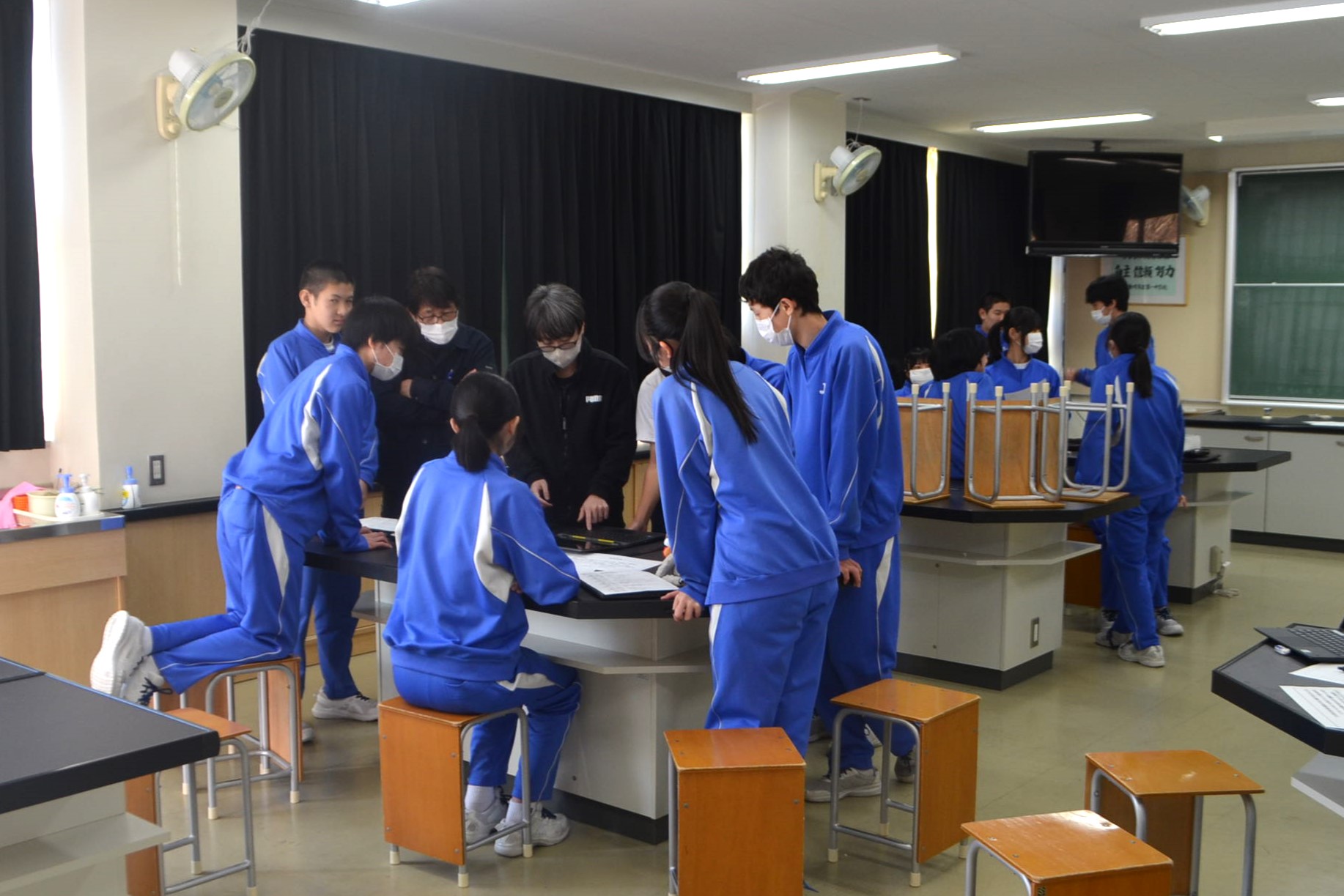 生徒の話し合う様子