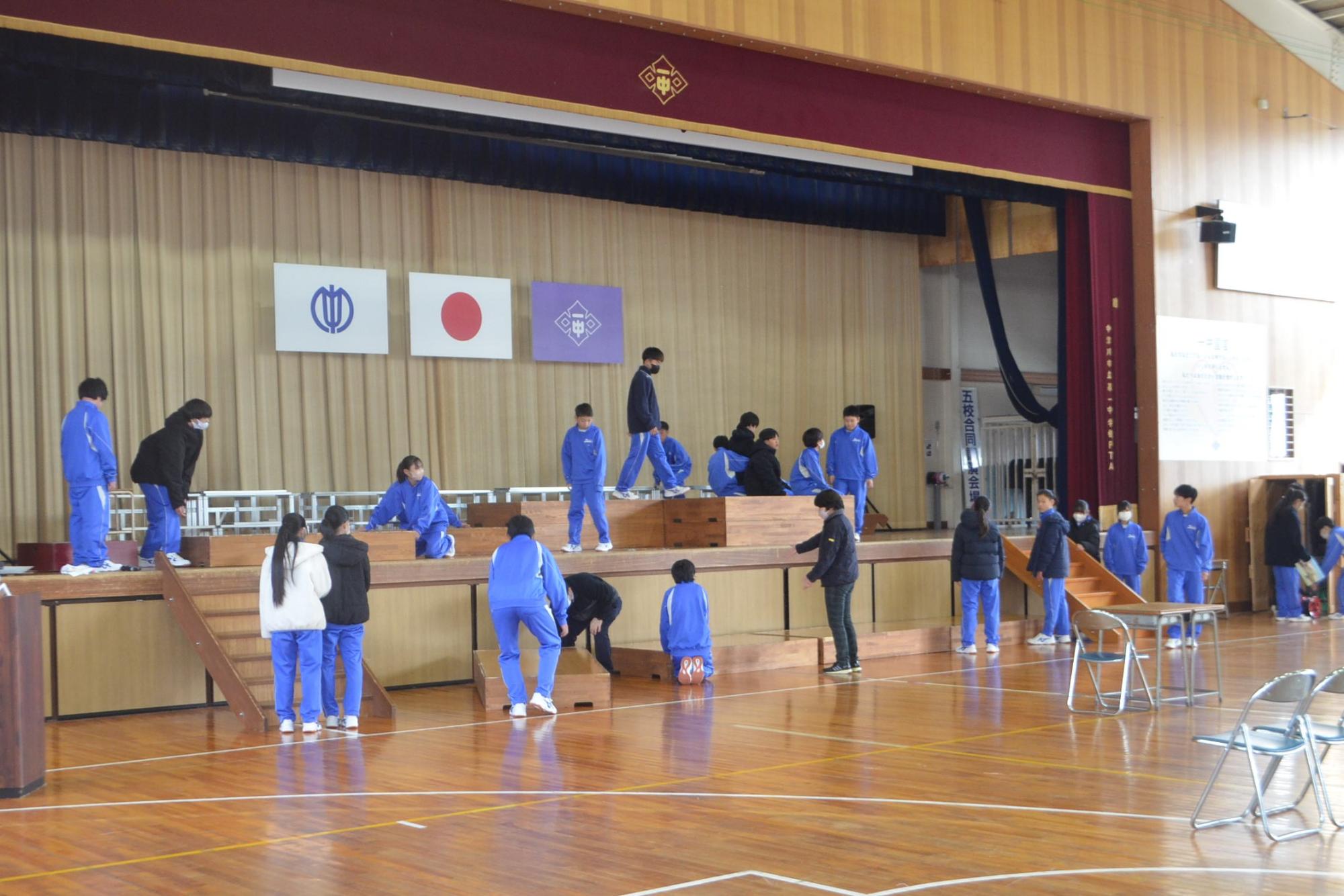 体育館のステージを準備する生徒