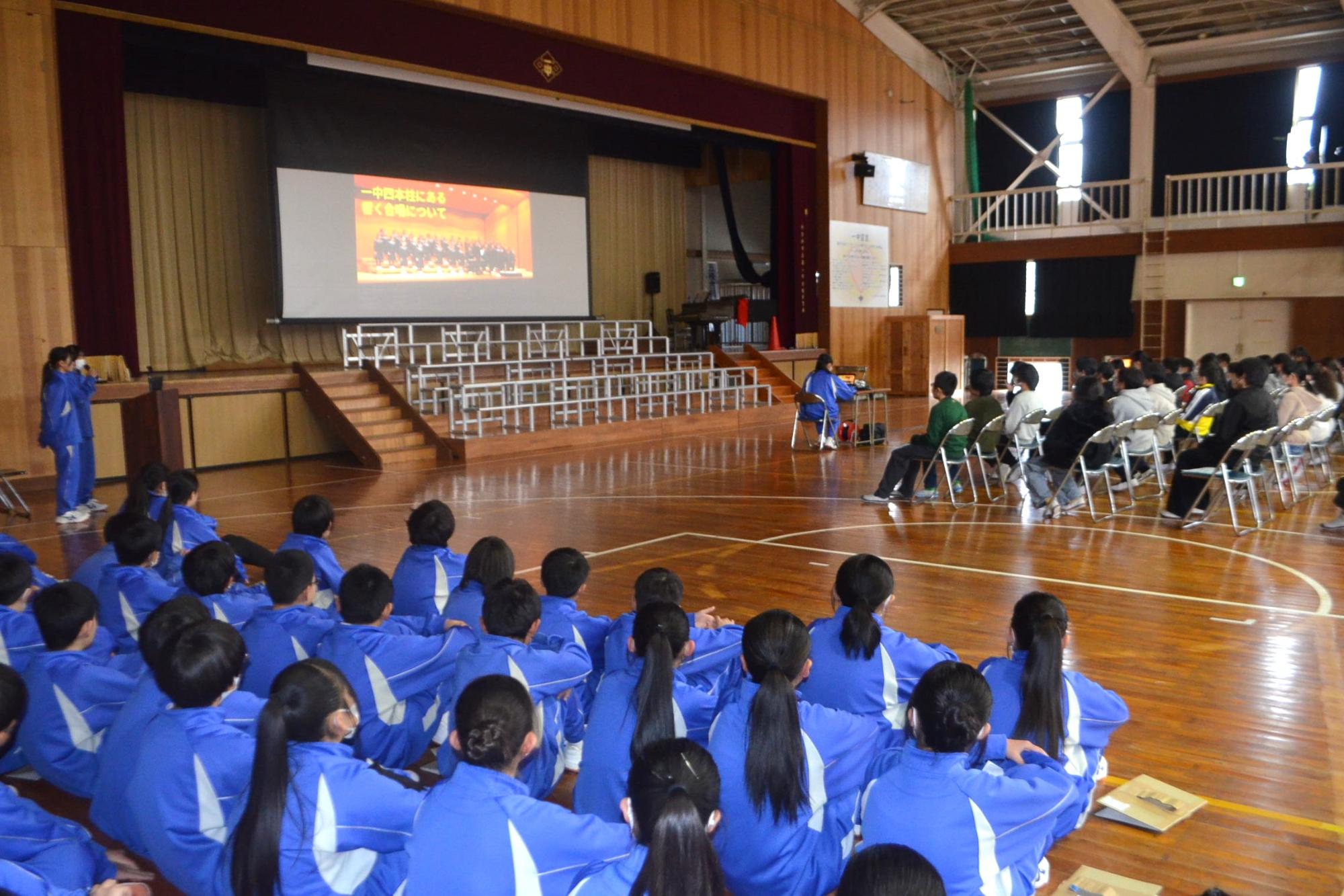 マナー良く説明を聞いているよう様子