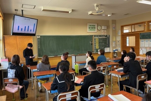 調理員さんに活動の説明をしています