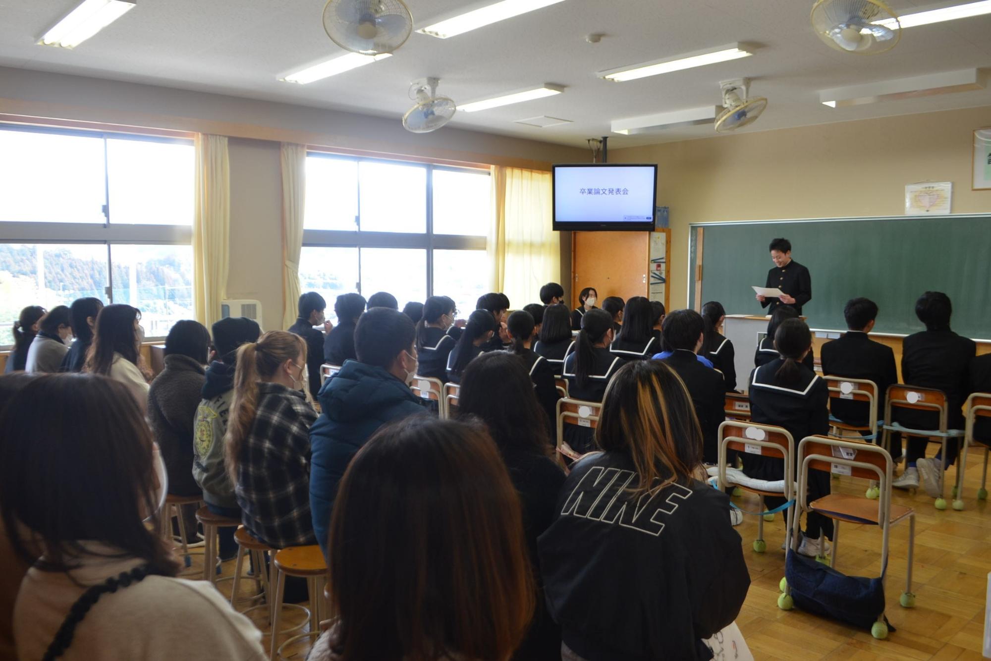 3年C組の発表会の様子