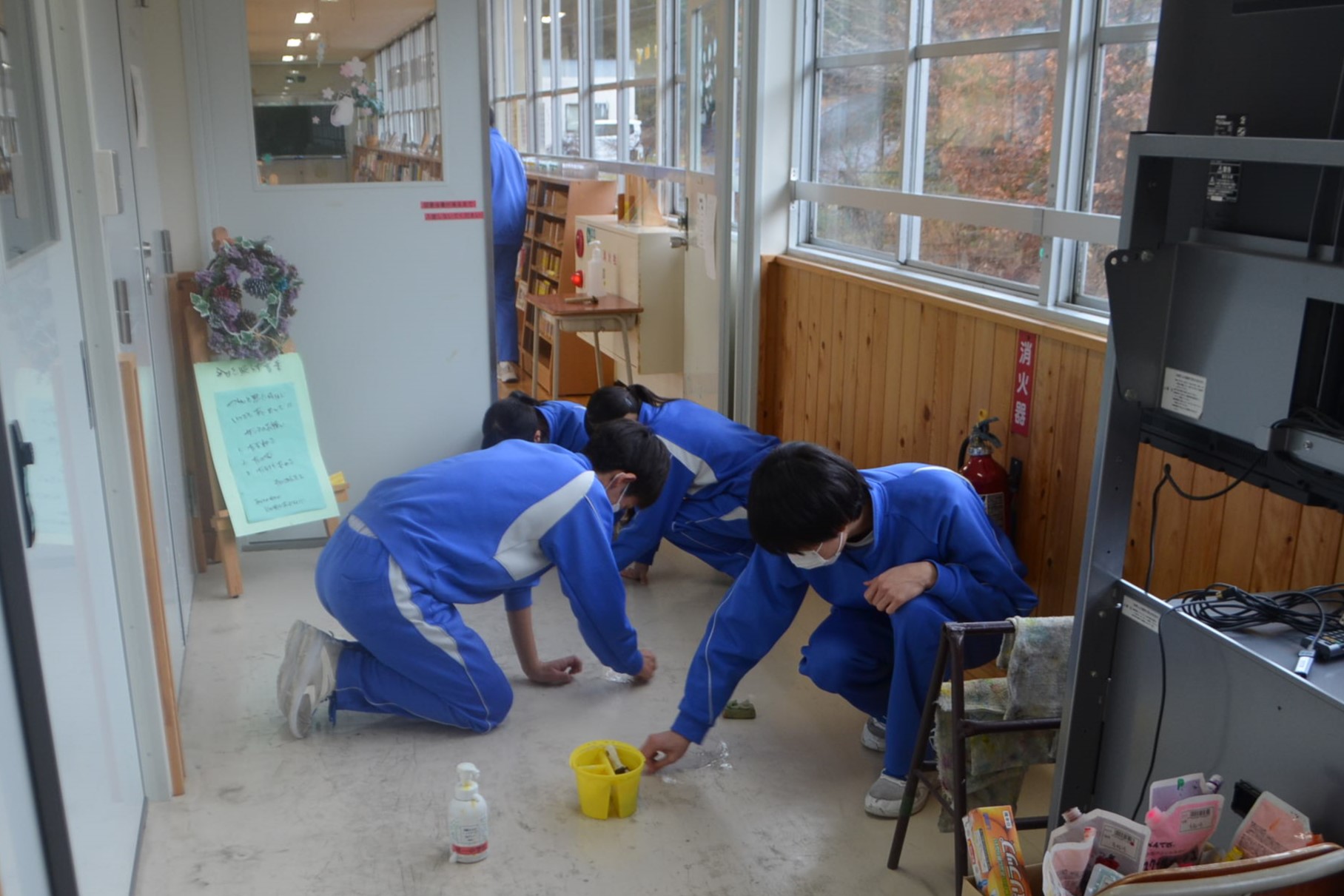 床の汚れを落とす生徒