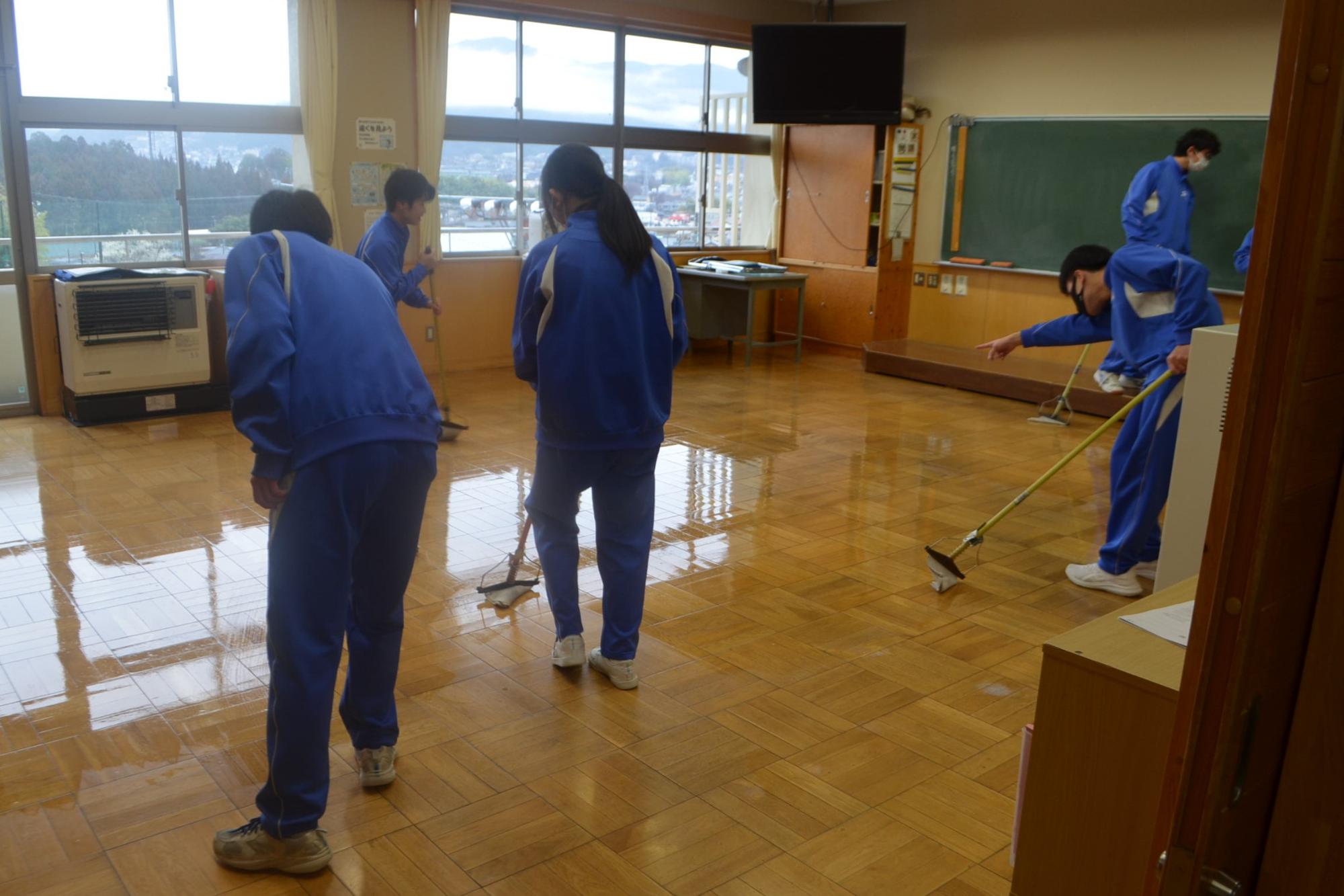 ワックスで床を磨く様子