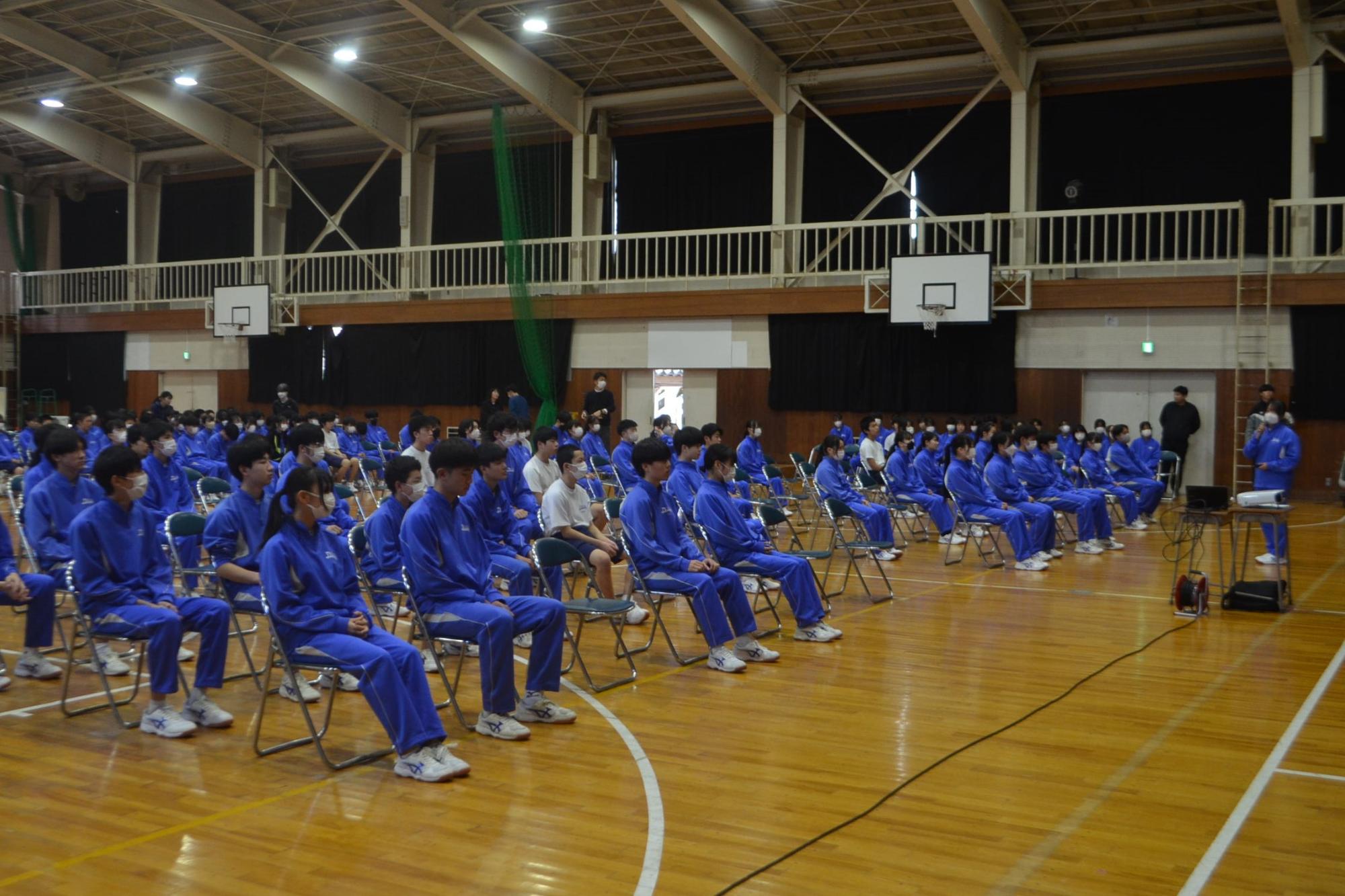 活動の振り返りを聴く生徒