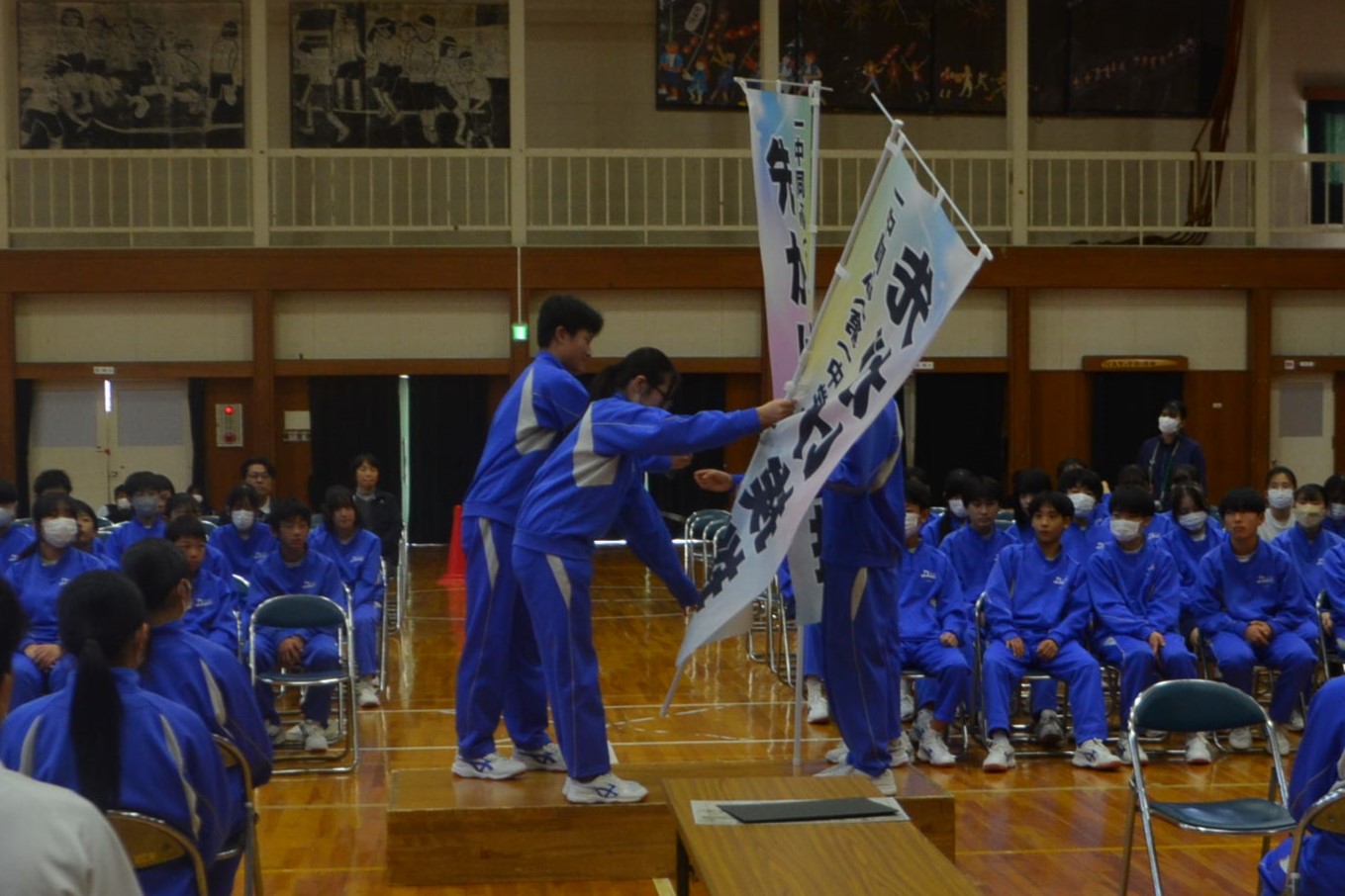 挨拶の旗を手渡すう様子