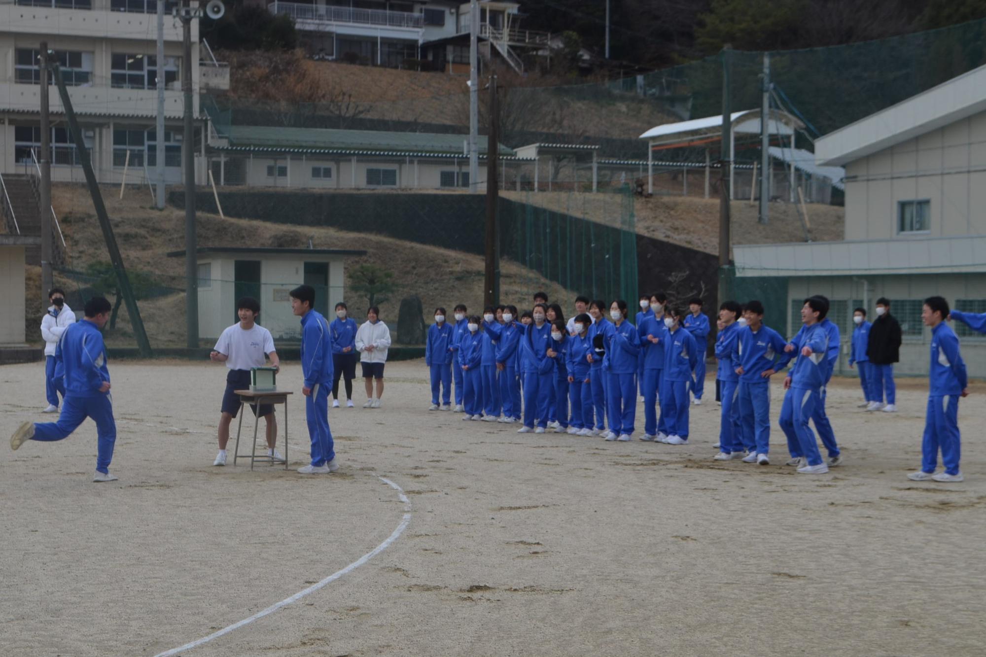 仲間の頑張りを盛り上げています
