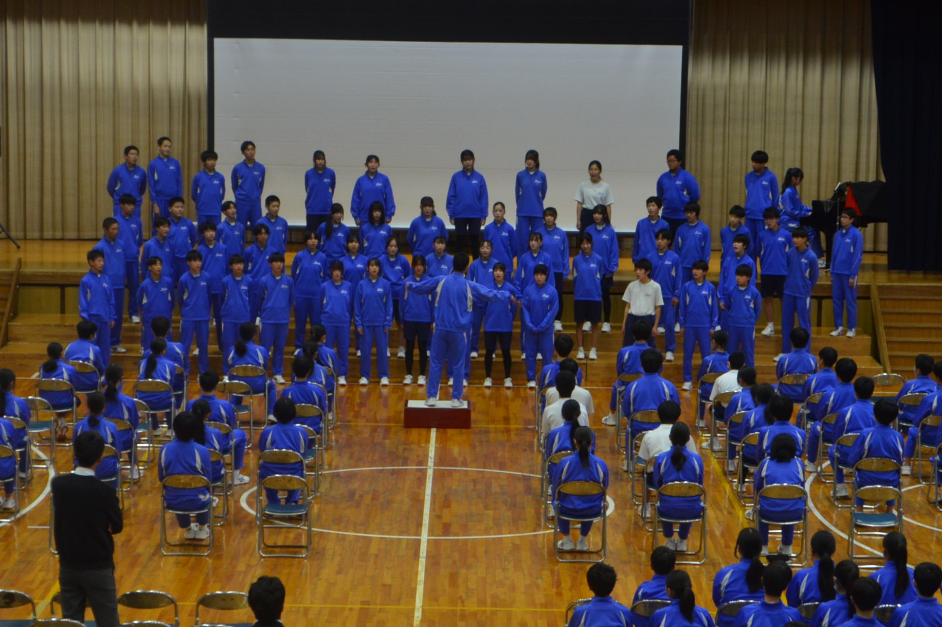 合唱をプレゼントする2年生