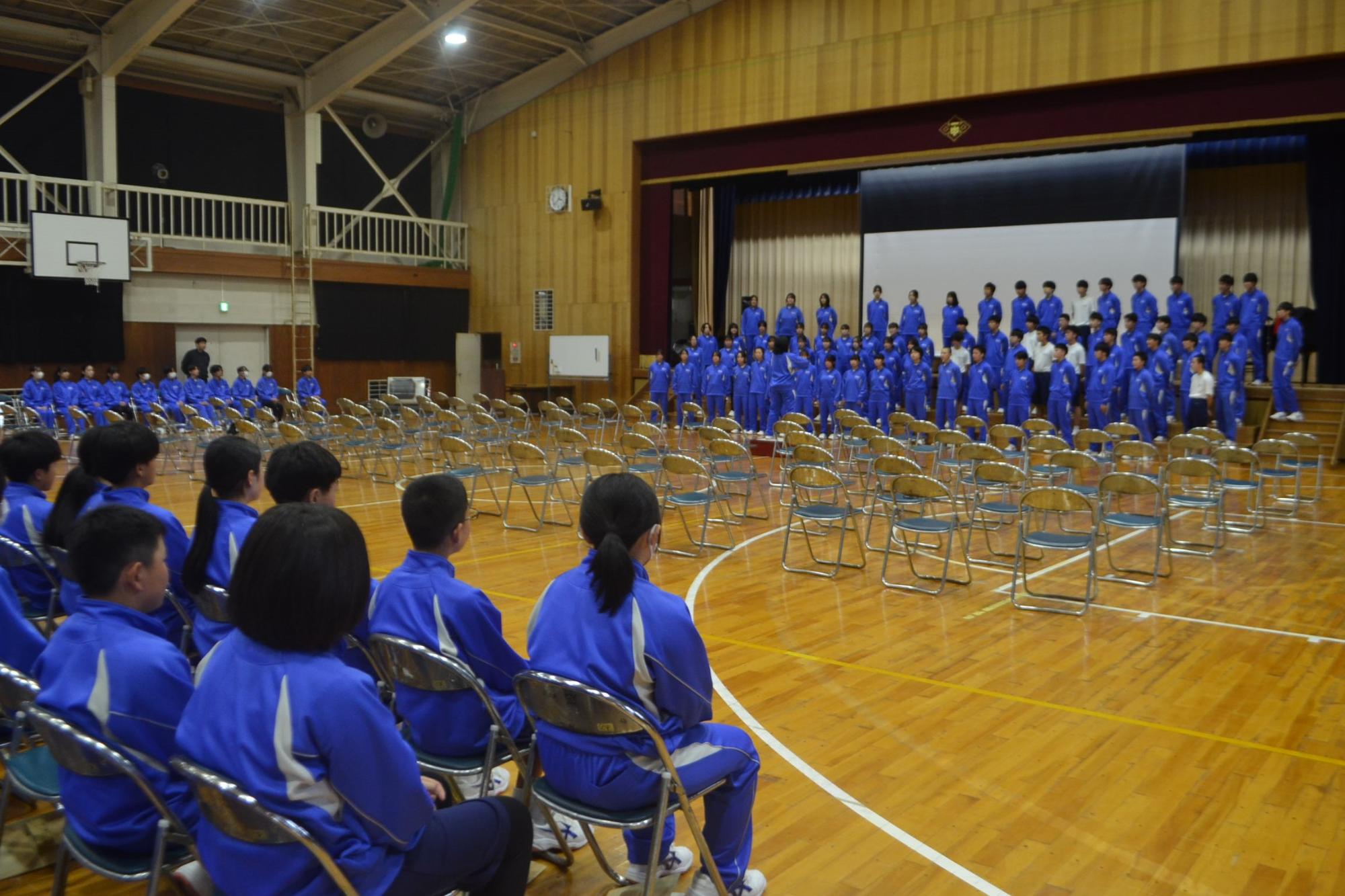 迫力のある合唱をする3年生