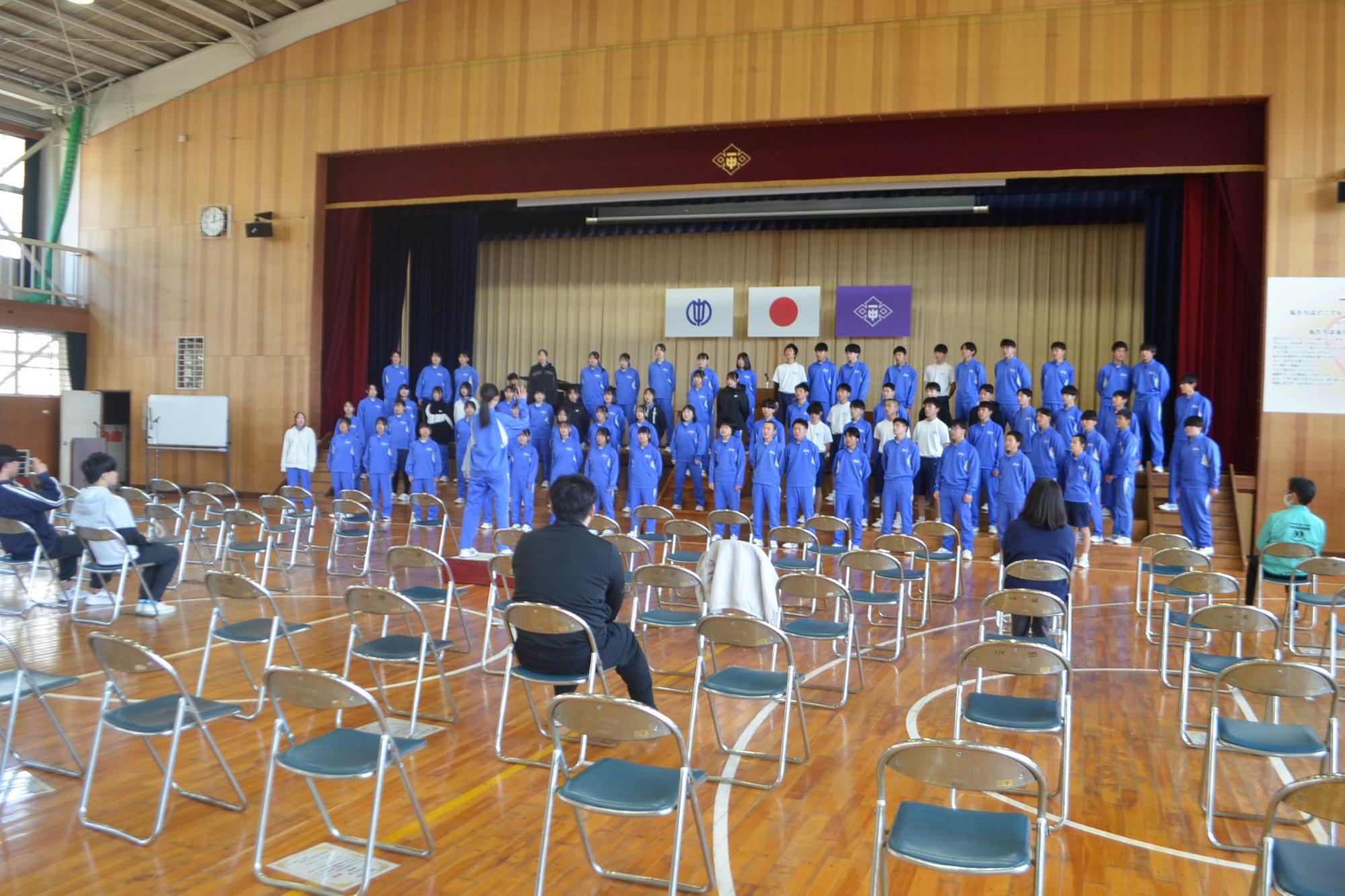 合唱を披露する3年生の様子