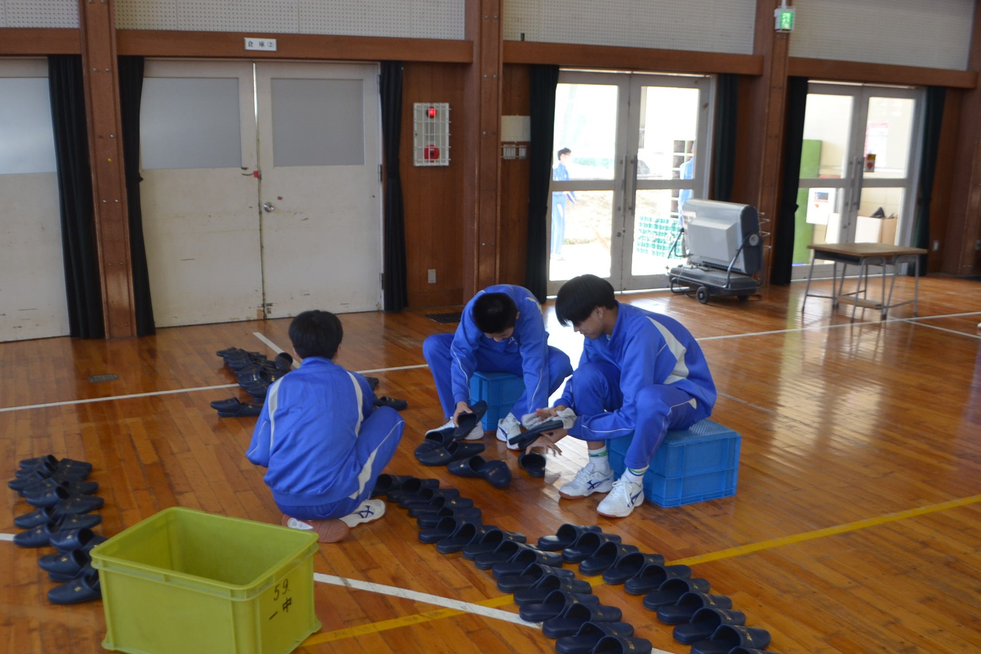 スリッパを磨く生徒