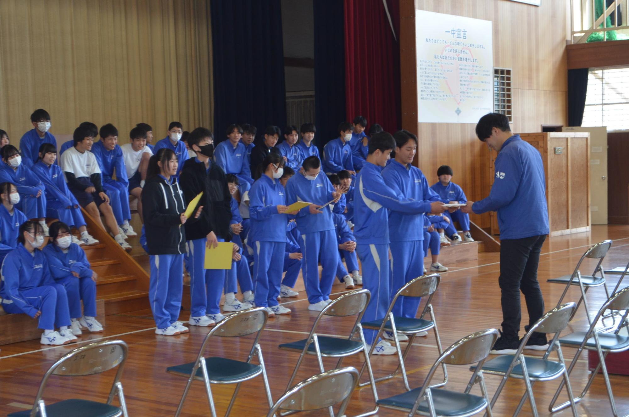 感謝のメッセージを渡す様子