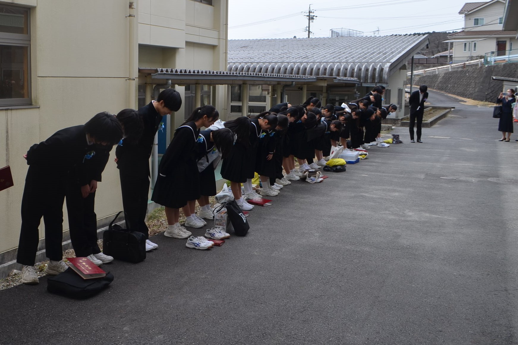 校舎に一礼する生徒の様子