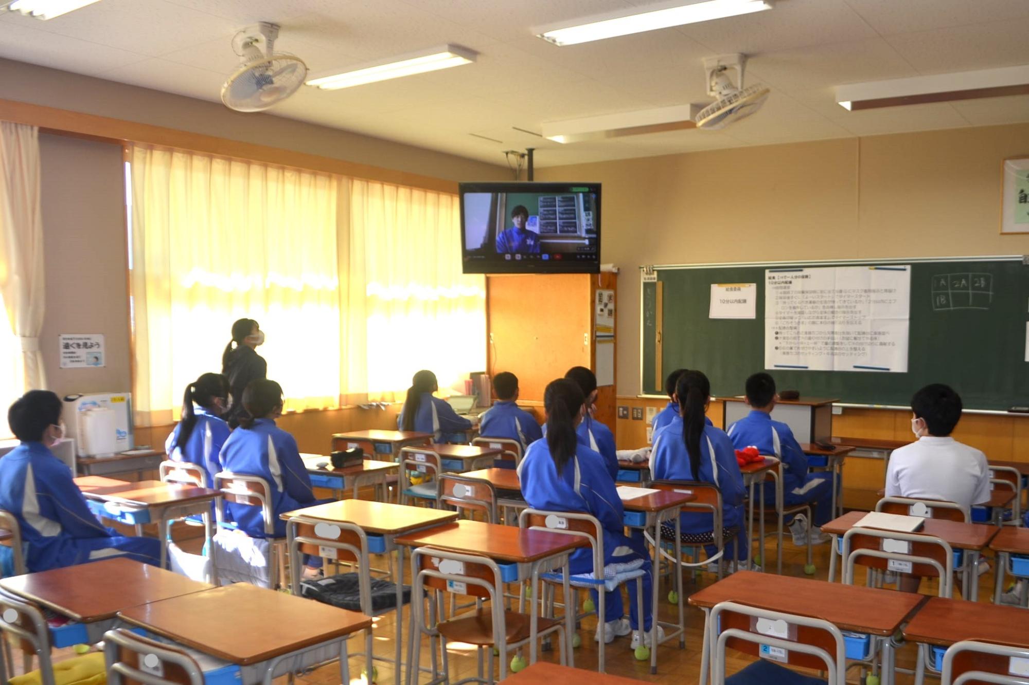 3年生主任の話を聞く生徒の様子