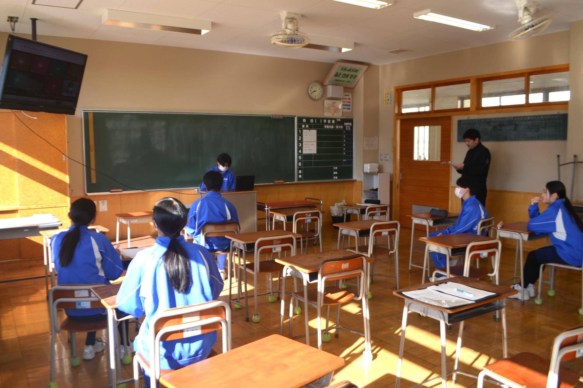 全体を進行する生徒の様子