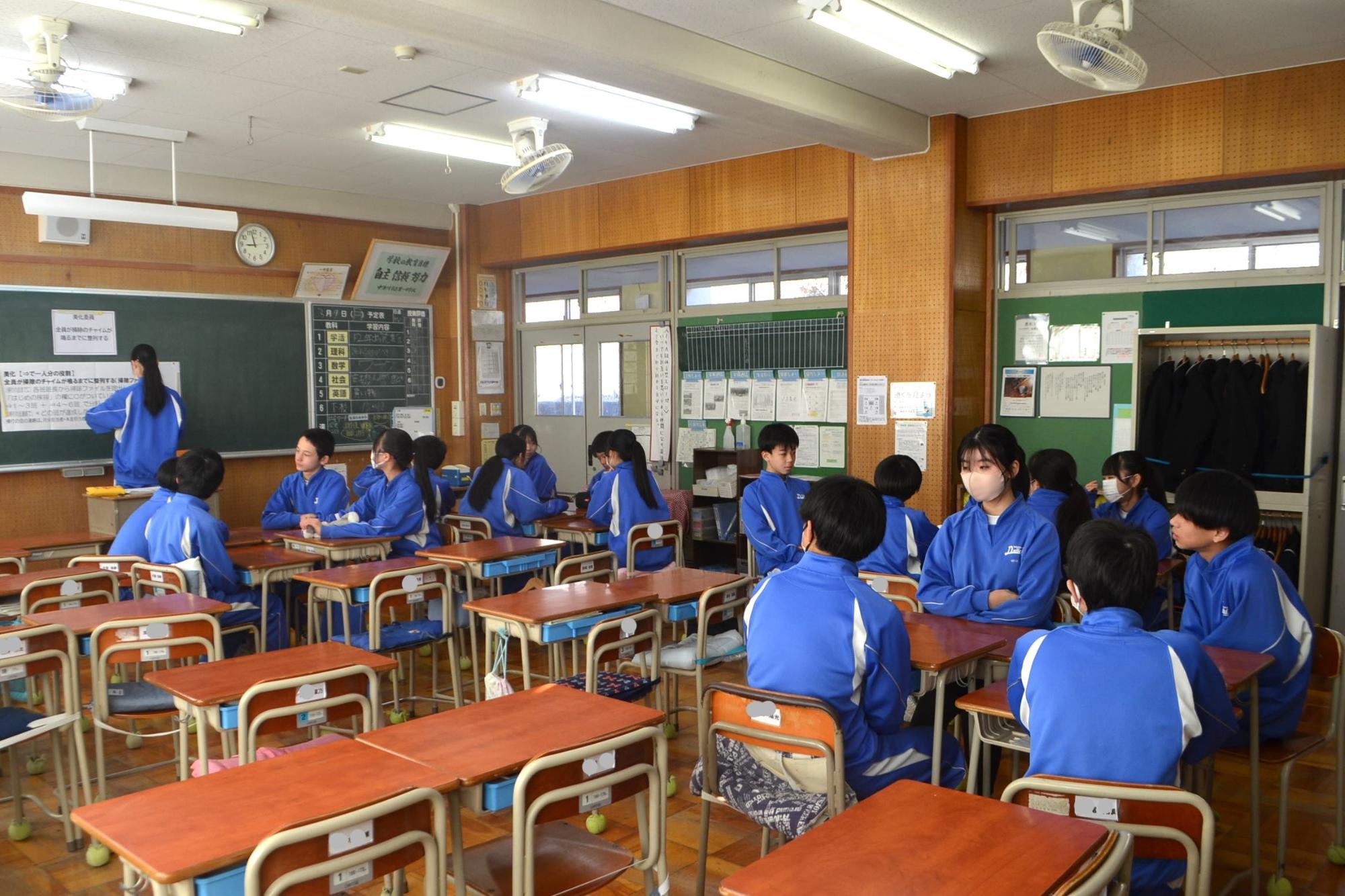 小グループで話し合う生徒の様子