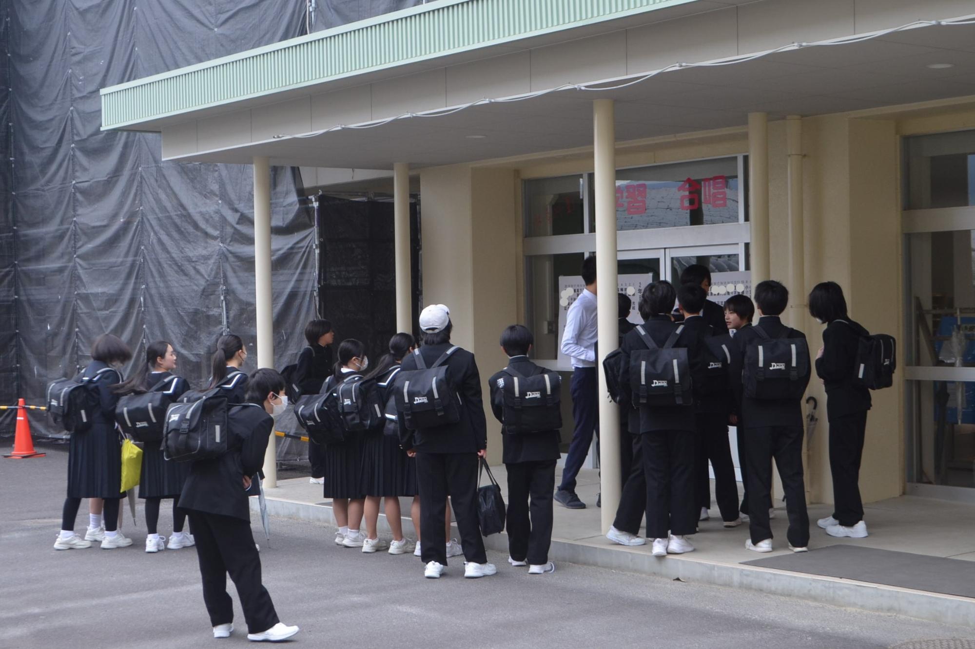 玄関前でのクラス発表