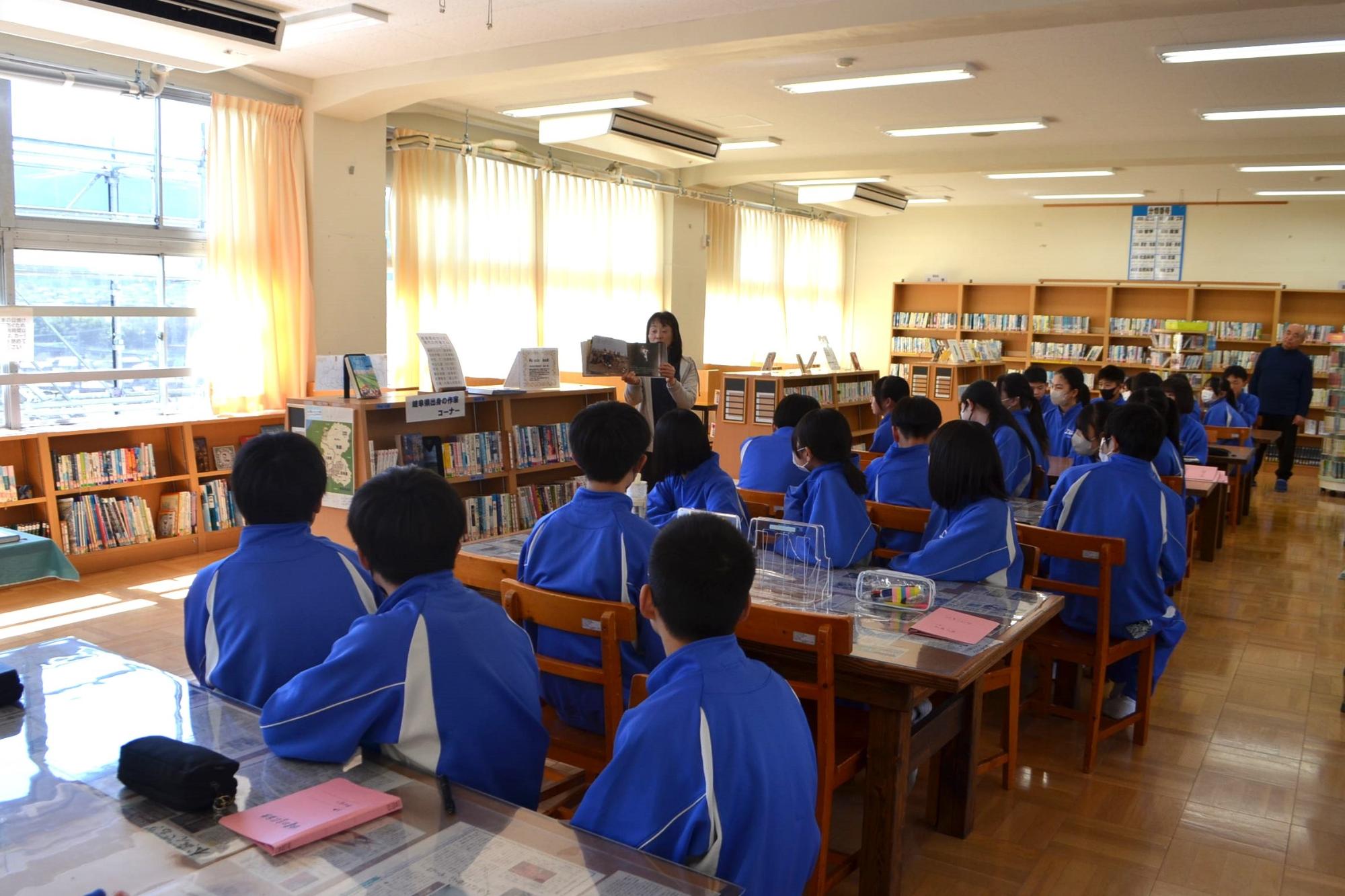 司書による読み聞かせ