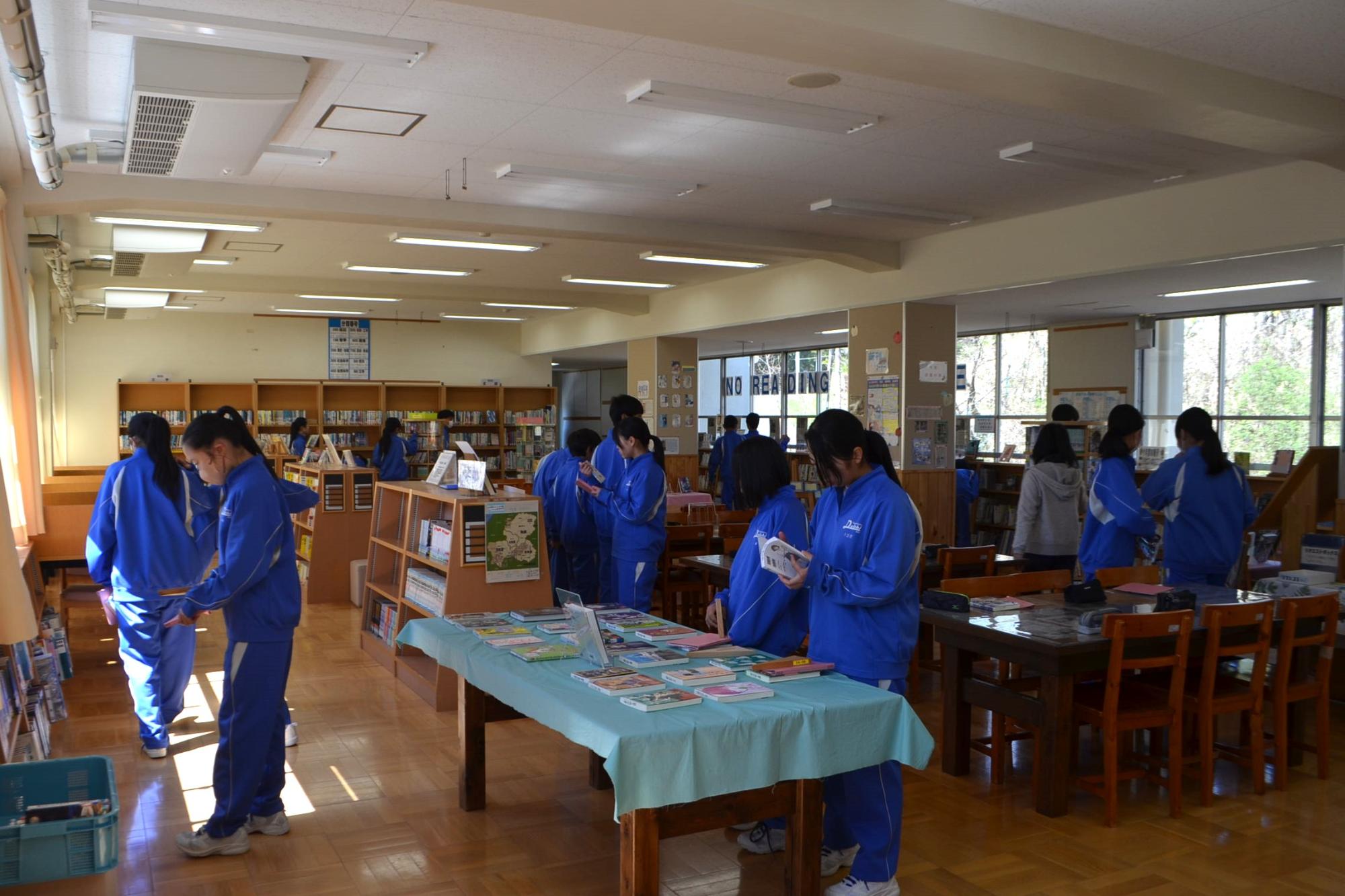 本を選ぶ生徒の様子