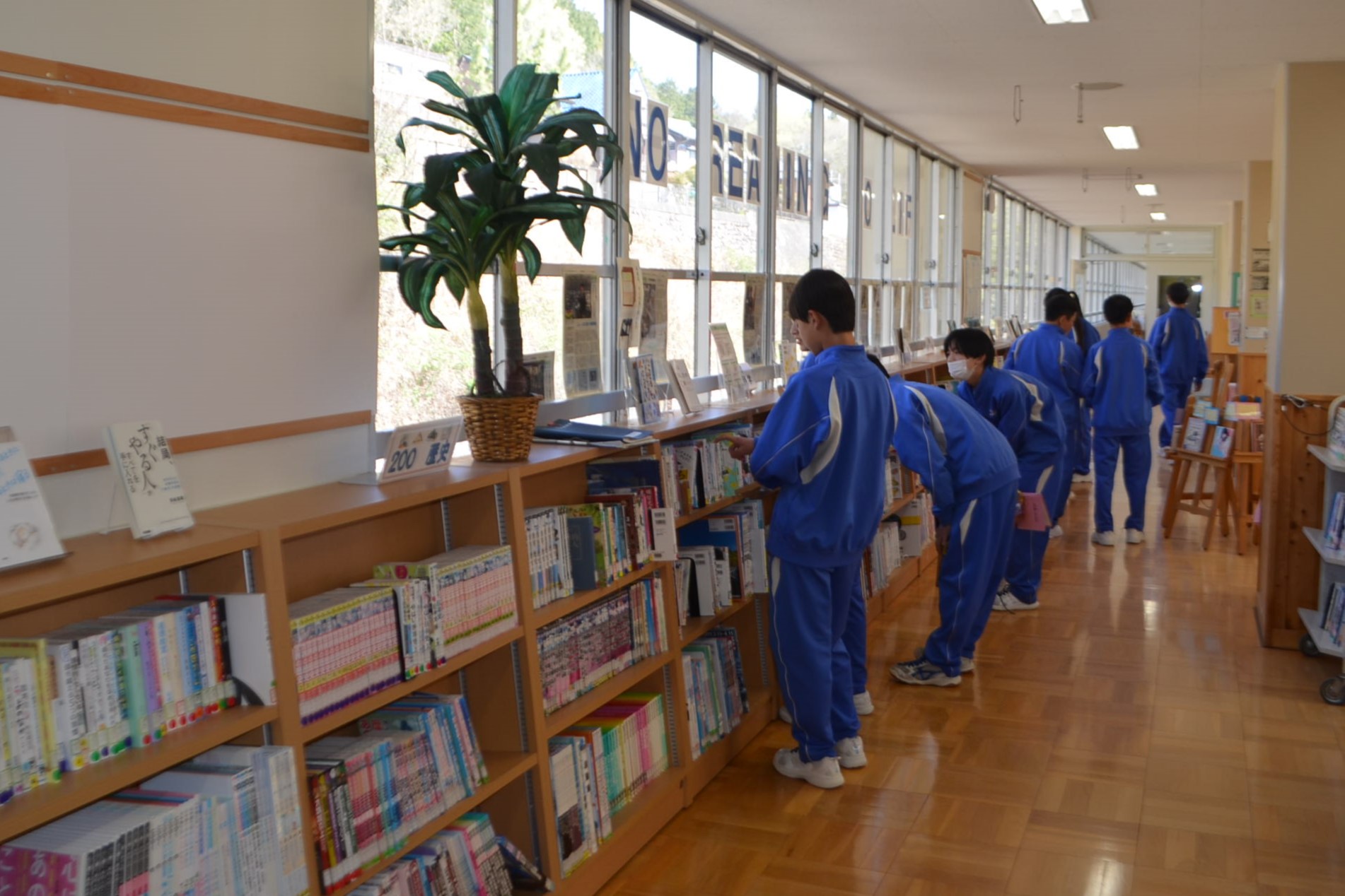 本を借りる生徒の様子