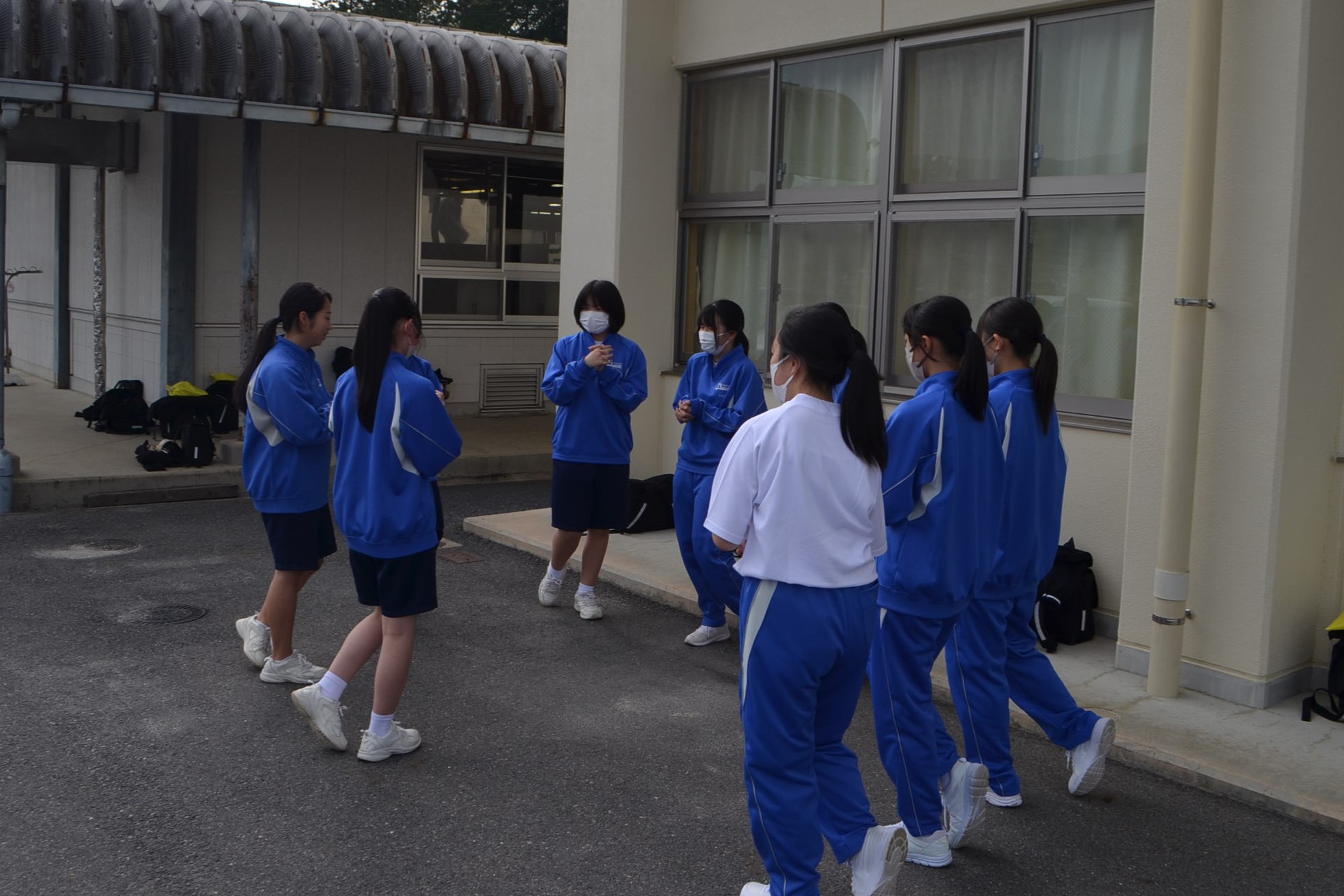 体操をして体をほぐす生徒の様子