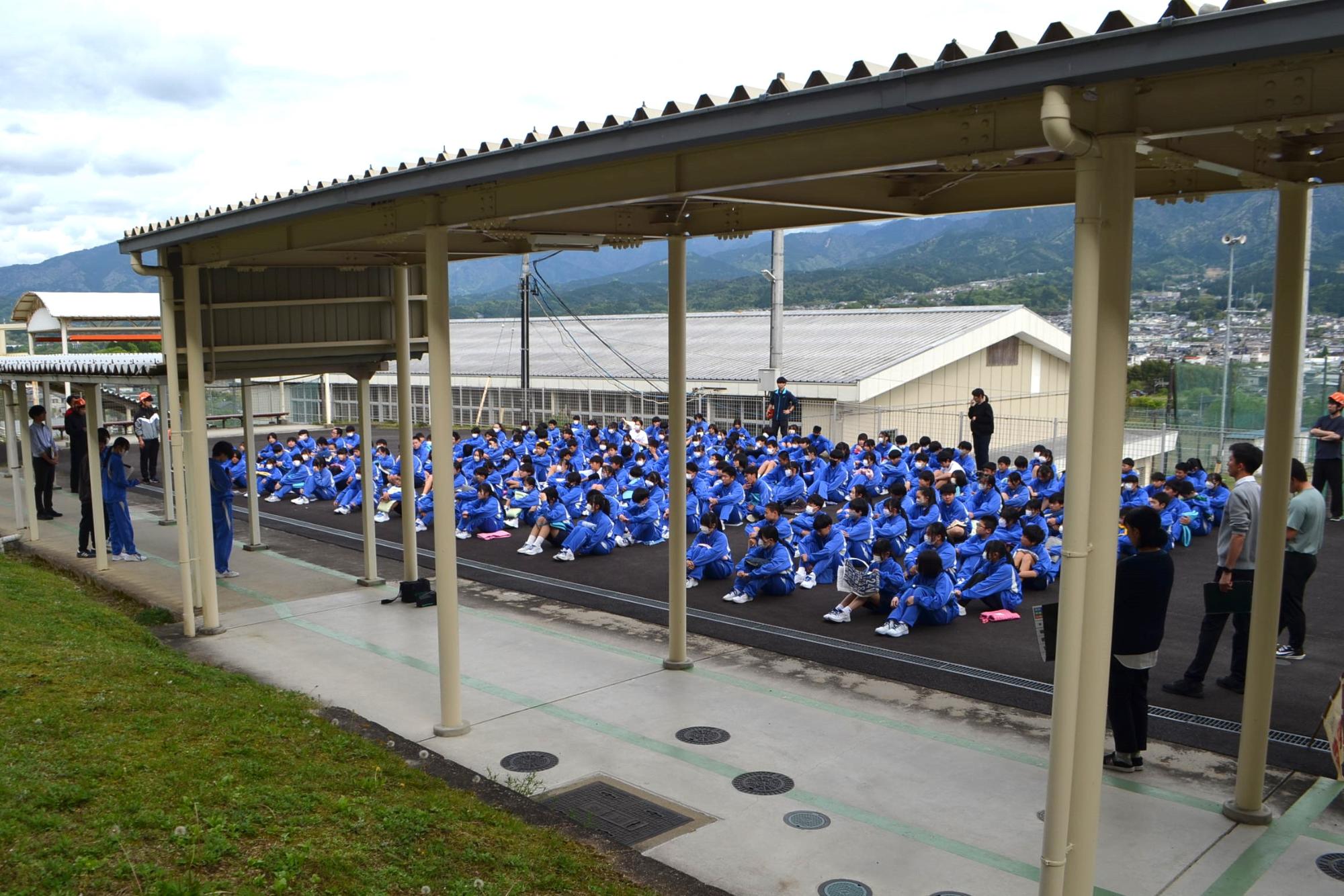 全校で避難訓練を振り返る集会の様子