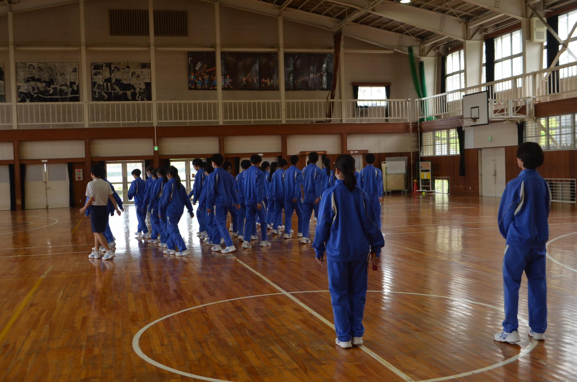 リーダーの指示で集団が揃った行進になります