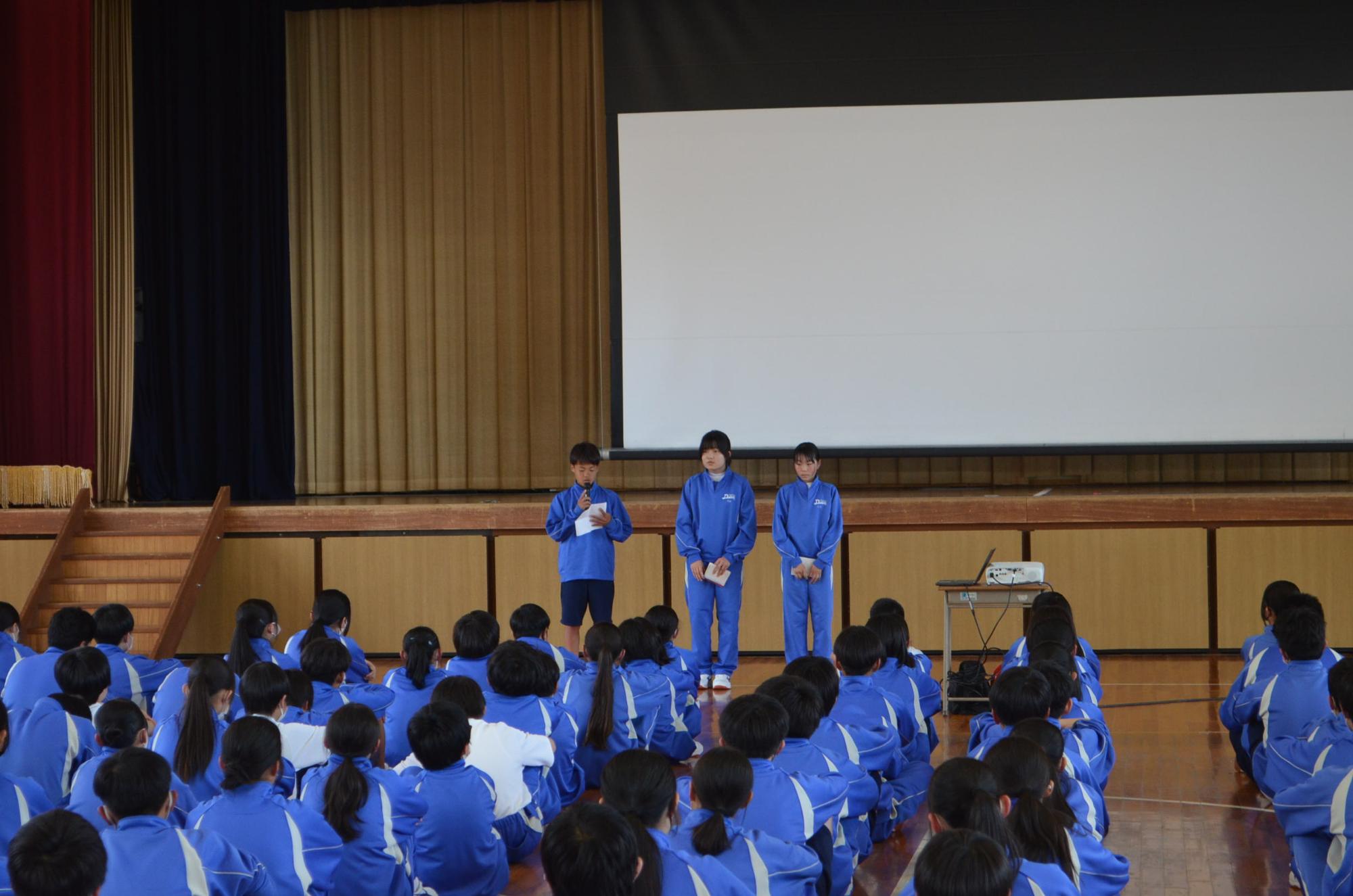 苗木研修の報告をする1年生