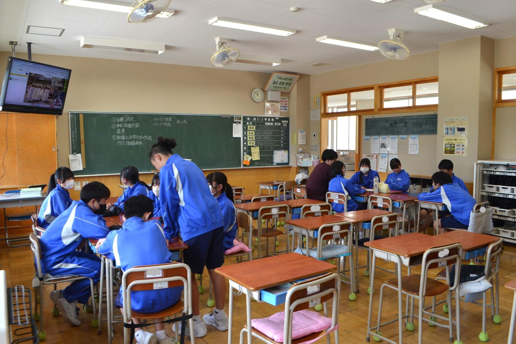 係で話し合う様子