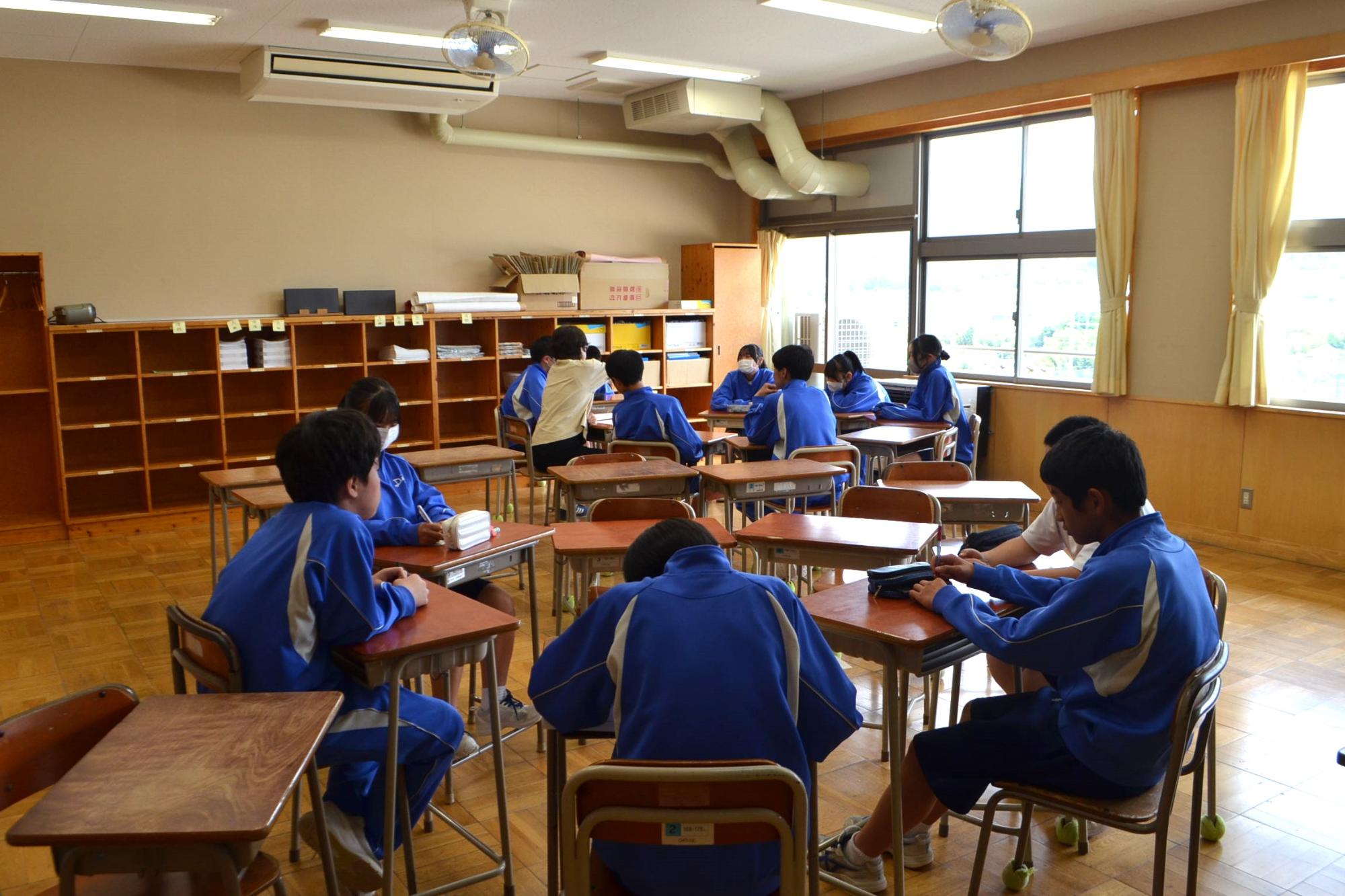 仕事の内容を話し合う様子
