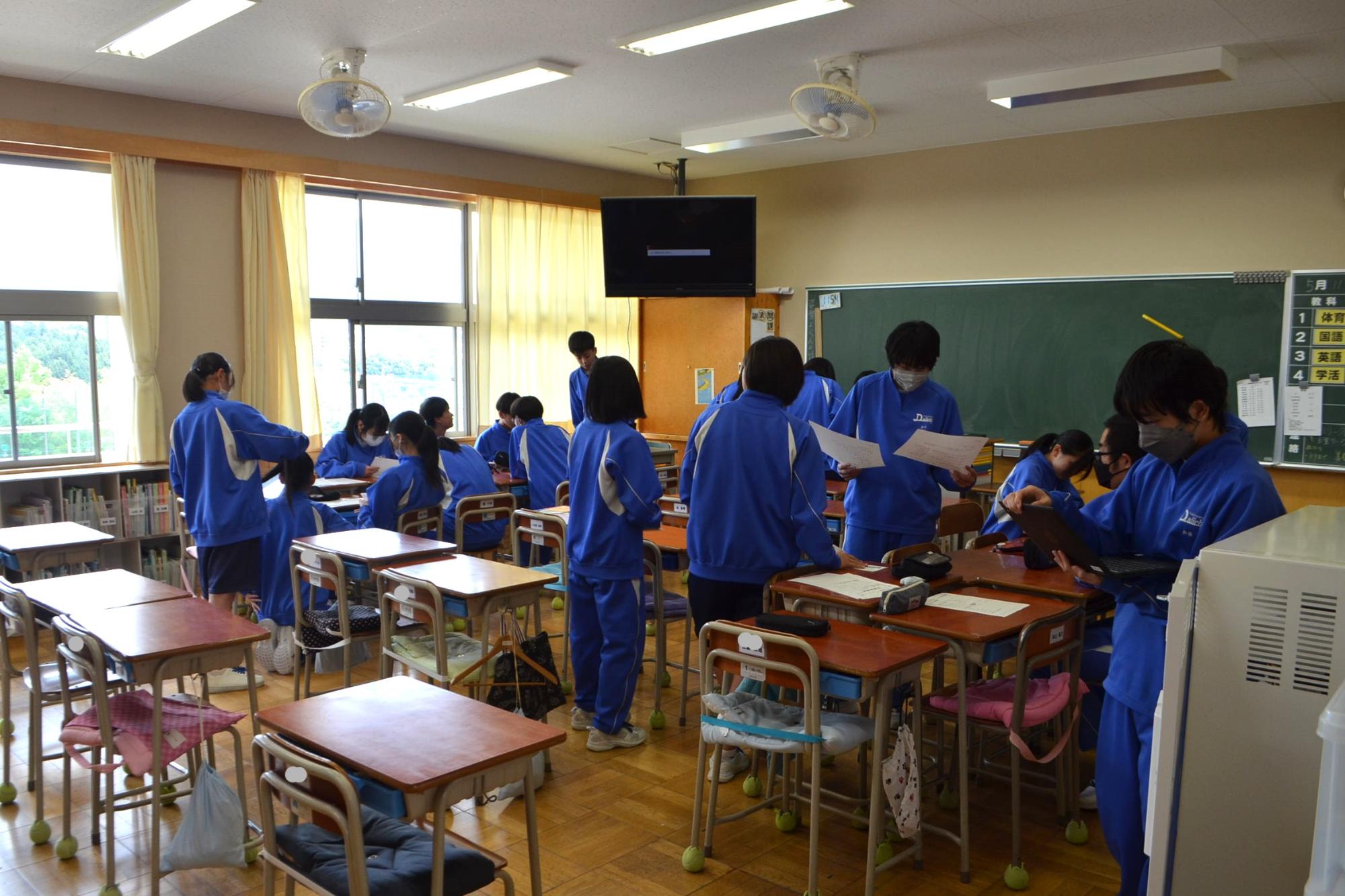 当日までの計画を話し合う様子
