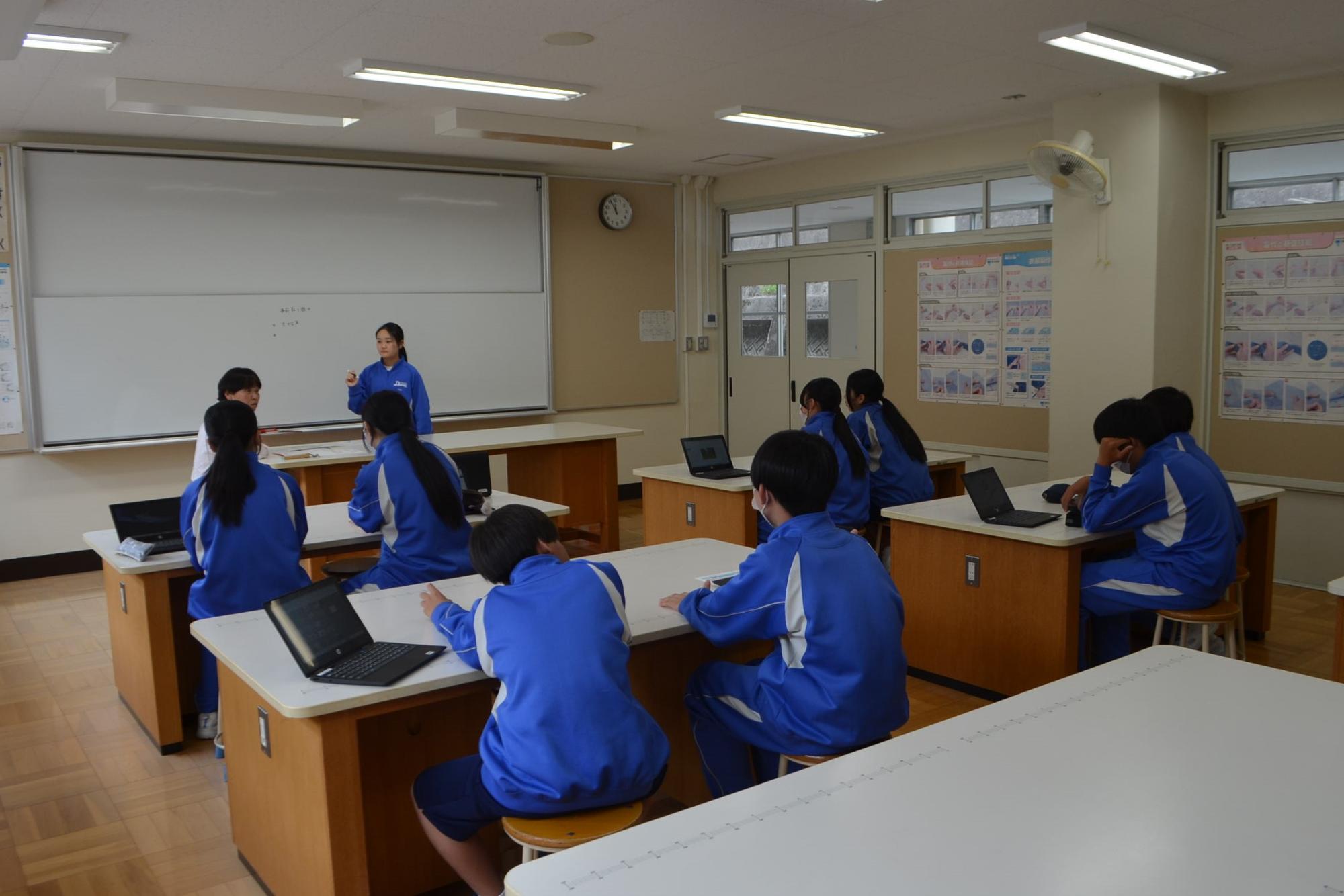 リーダーを中心に話し合いを進める様子