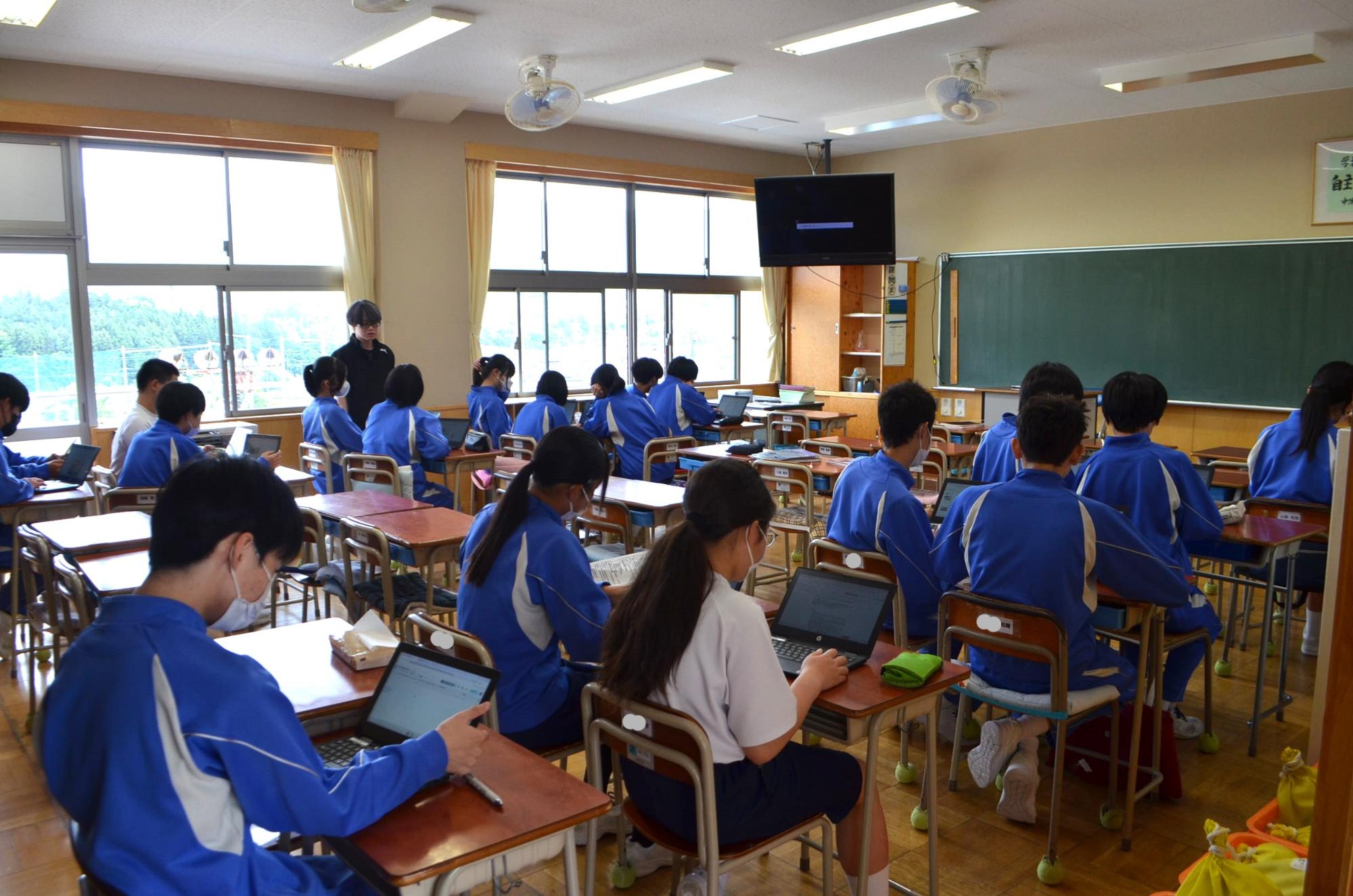 それぞれで作業を進める様子