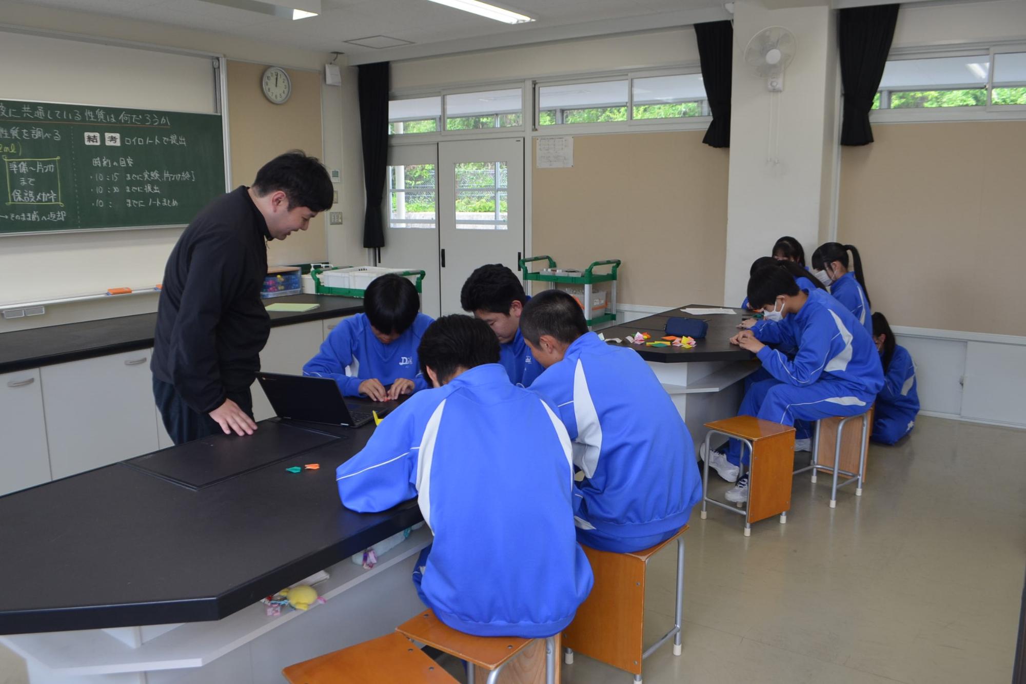 平和の折り鶴を作っている様子