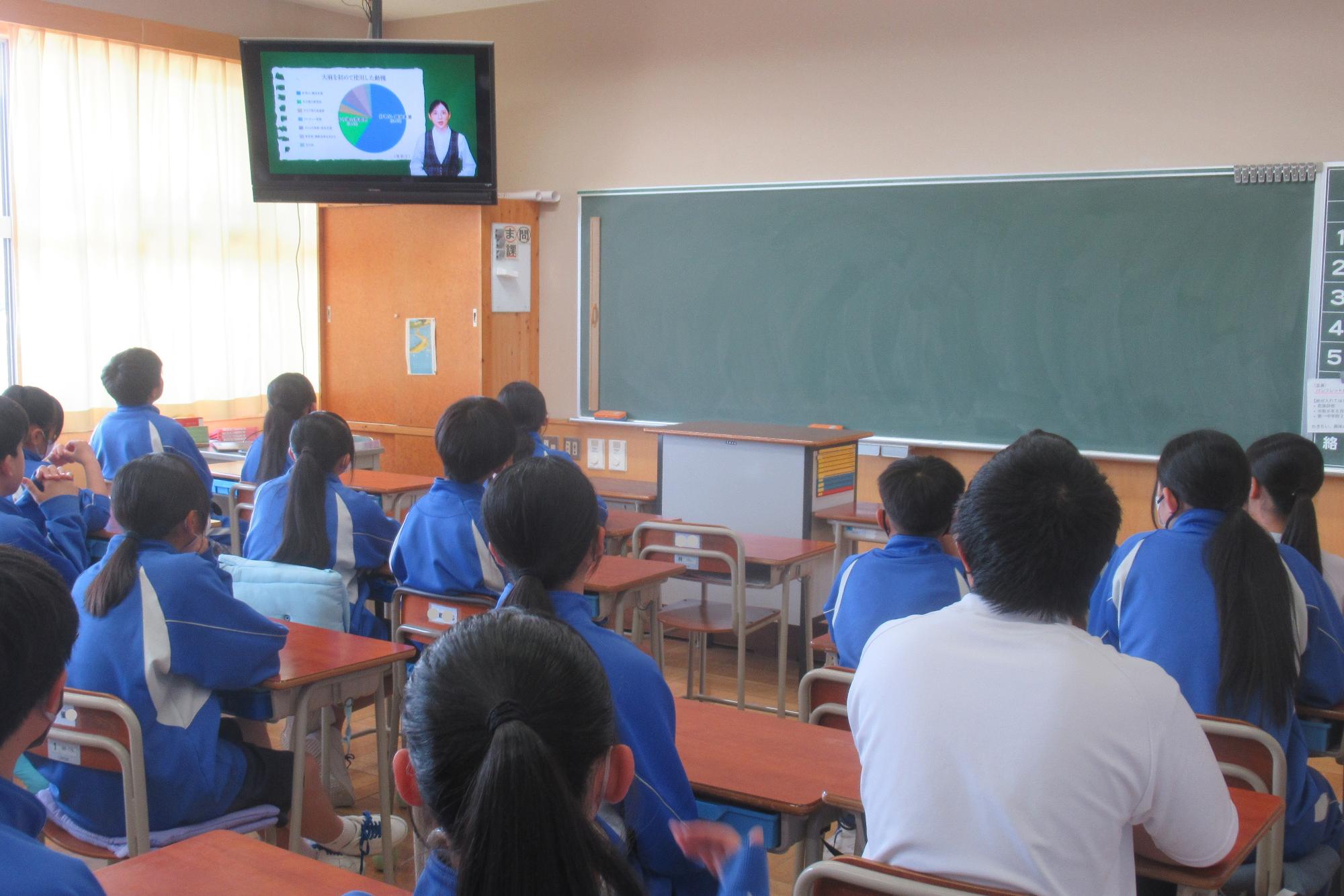動画を見て学ぶ生徒の様子