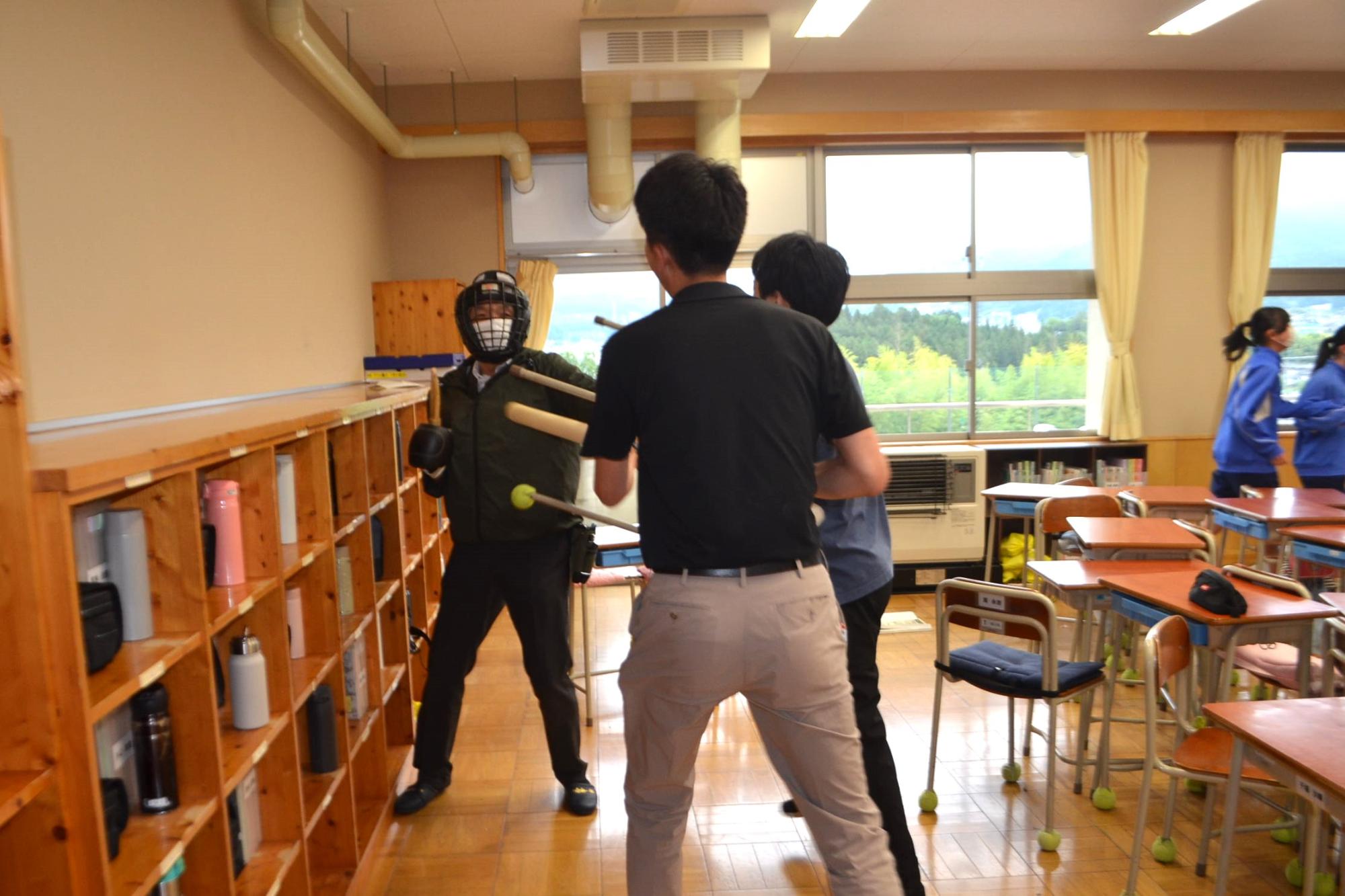 不審者に対応する教師