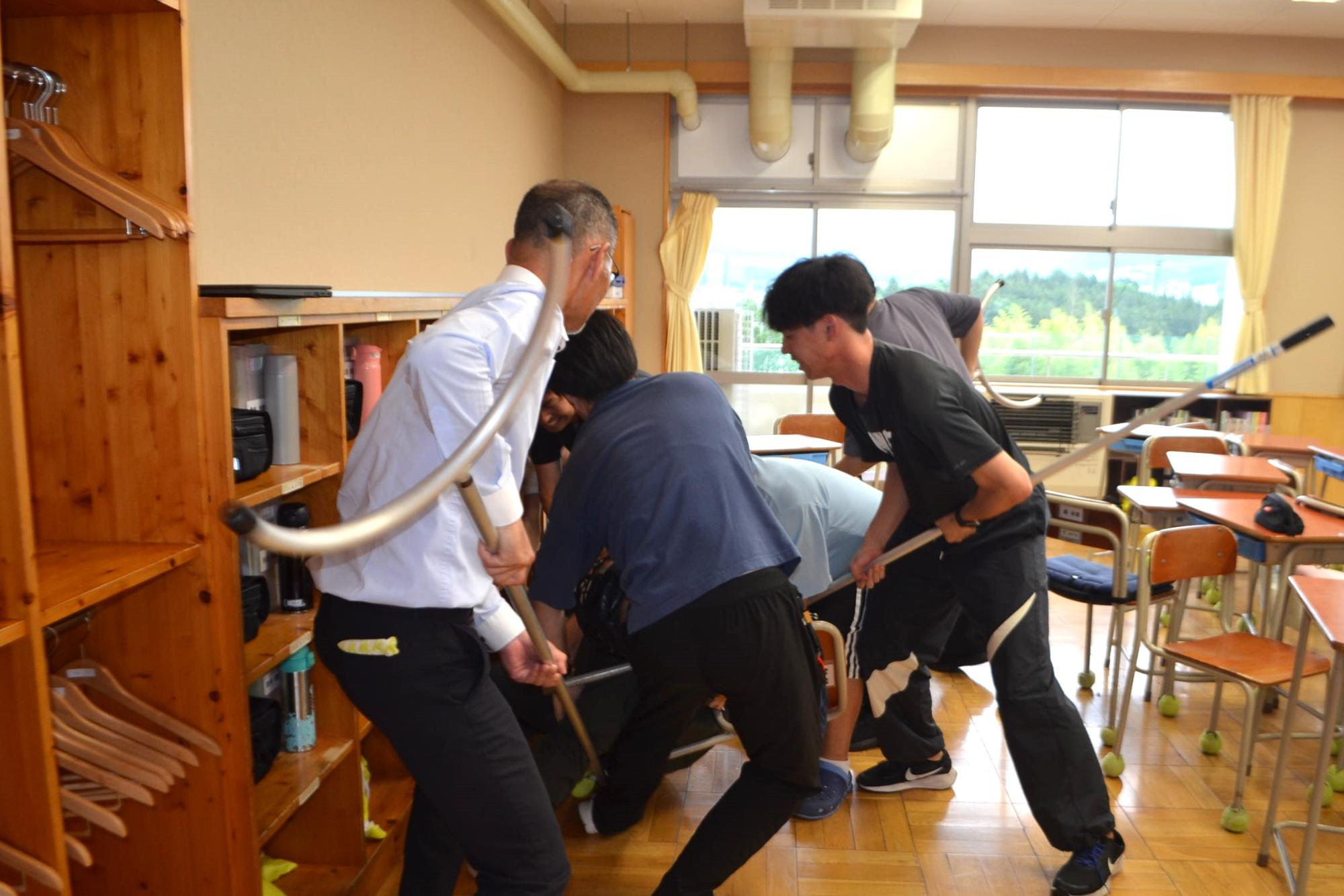 不審者を取り囲む教師