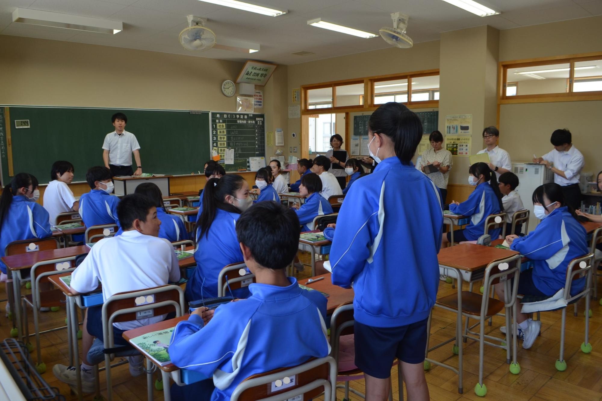 発表する生徒の考えを聞く姿
