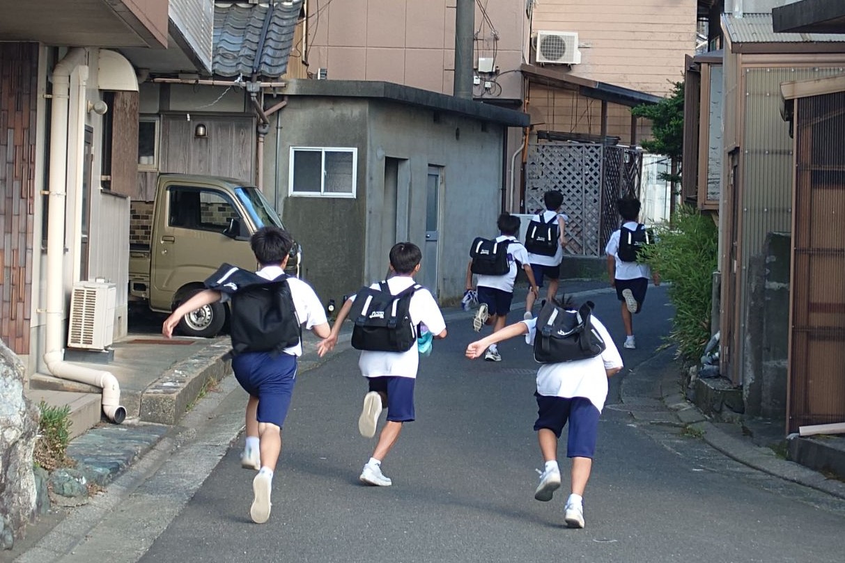 民宿に向かって走る生徒