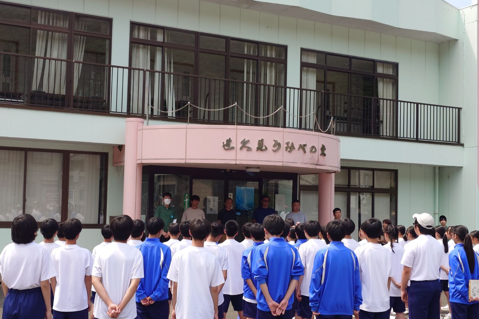 お礼の合唱を披露する生徒