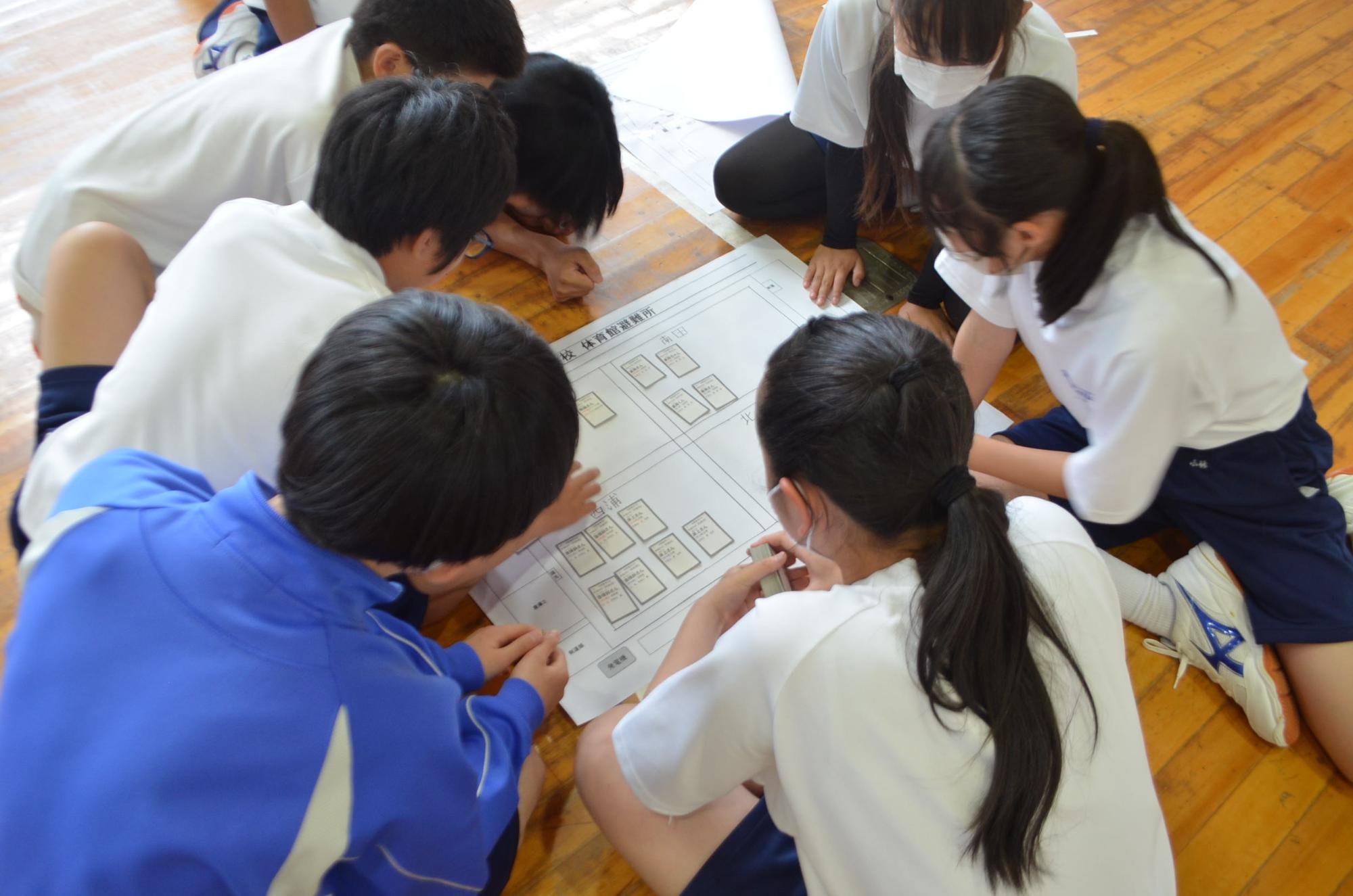 アイデアを交流して話し合う様子